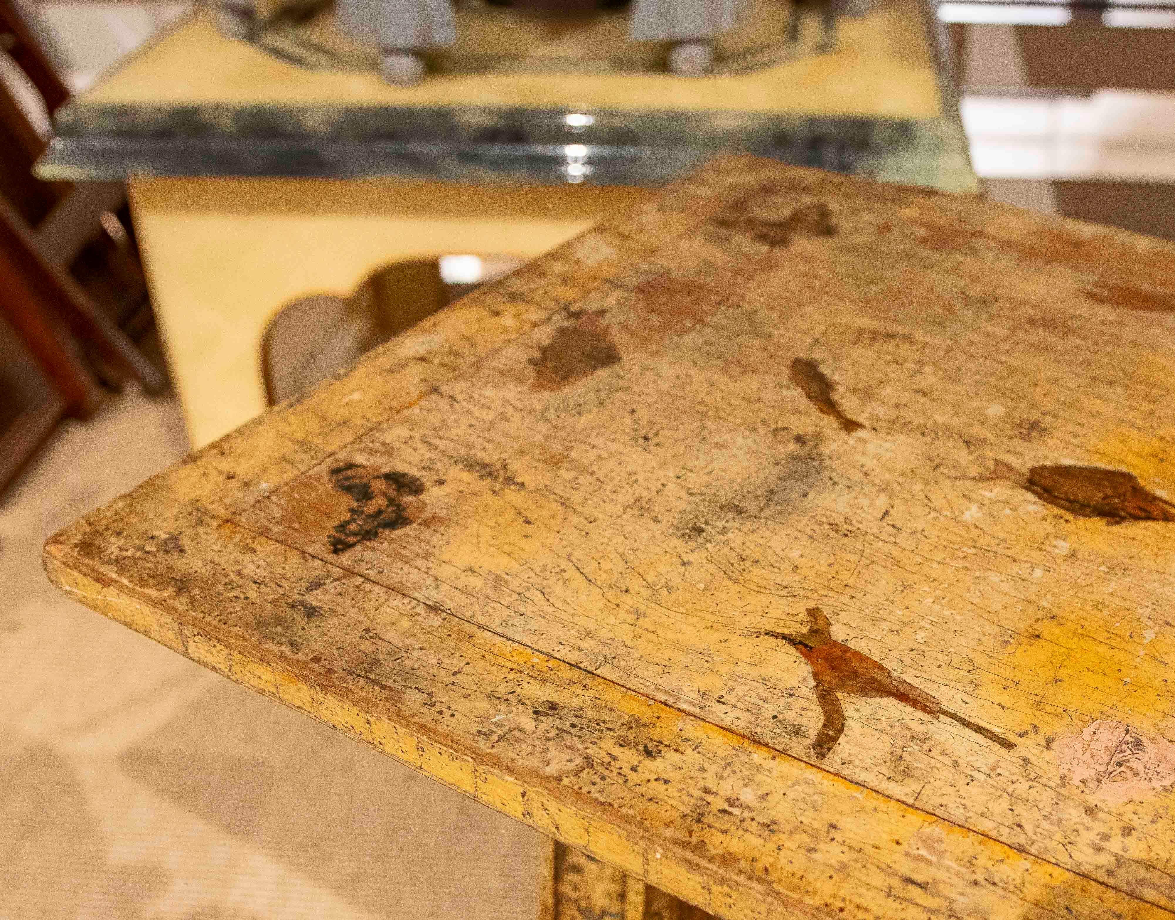 Bois Table en bois antique peinte à la main dans les années 1930, avec patine vieillie en vente