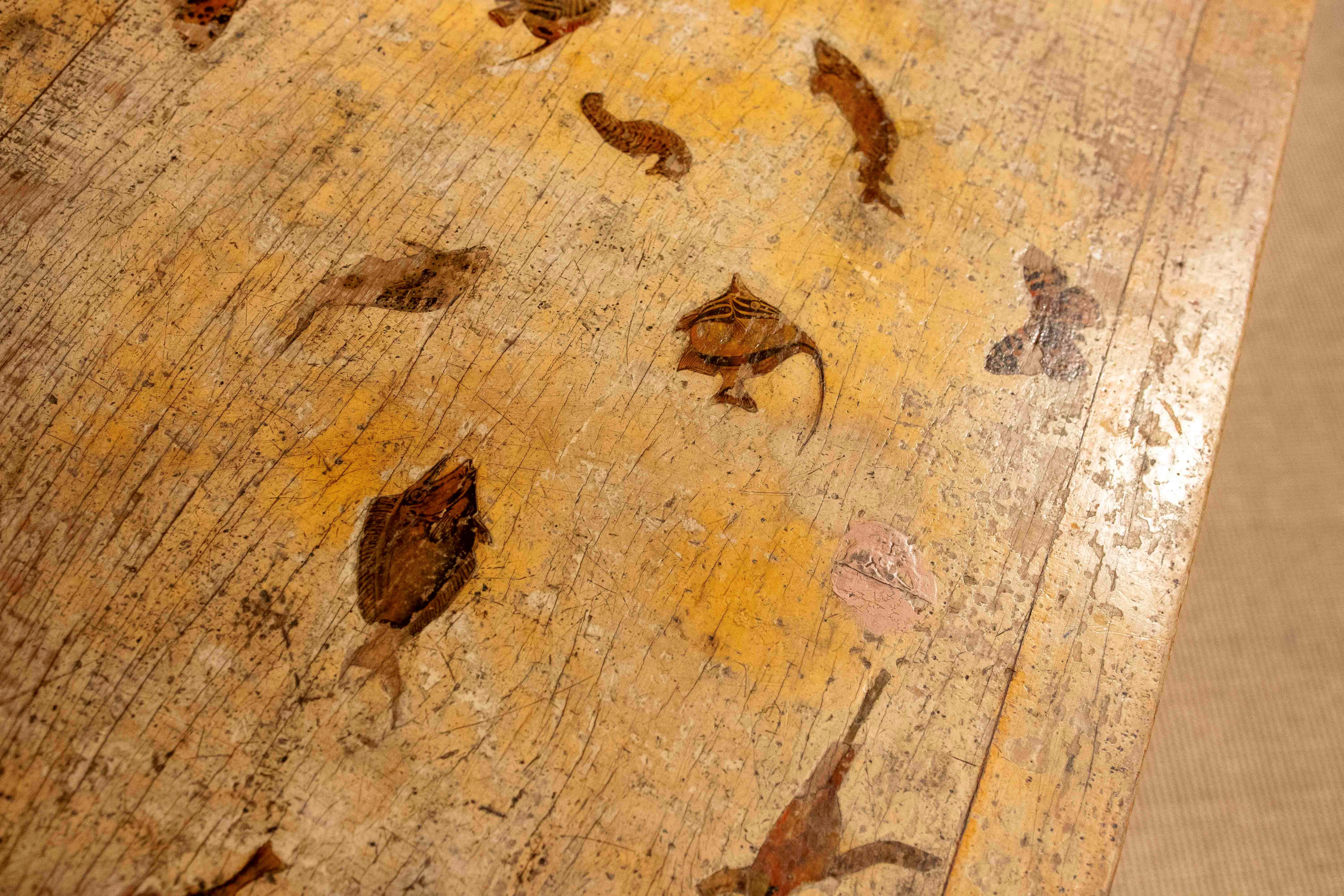 Table en bois antique peinte à la main dans les années 1930, avec patine vieillie en vente 1