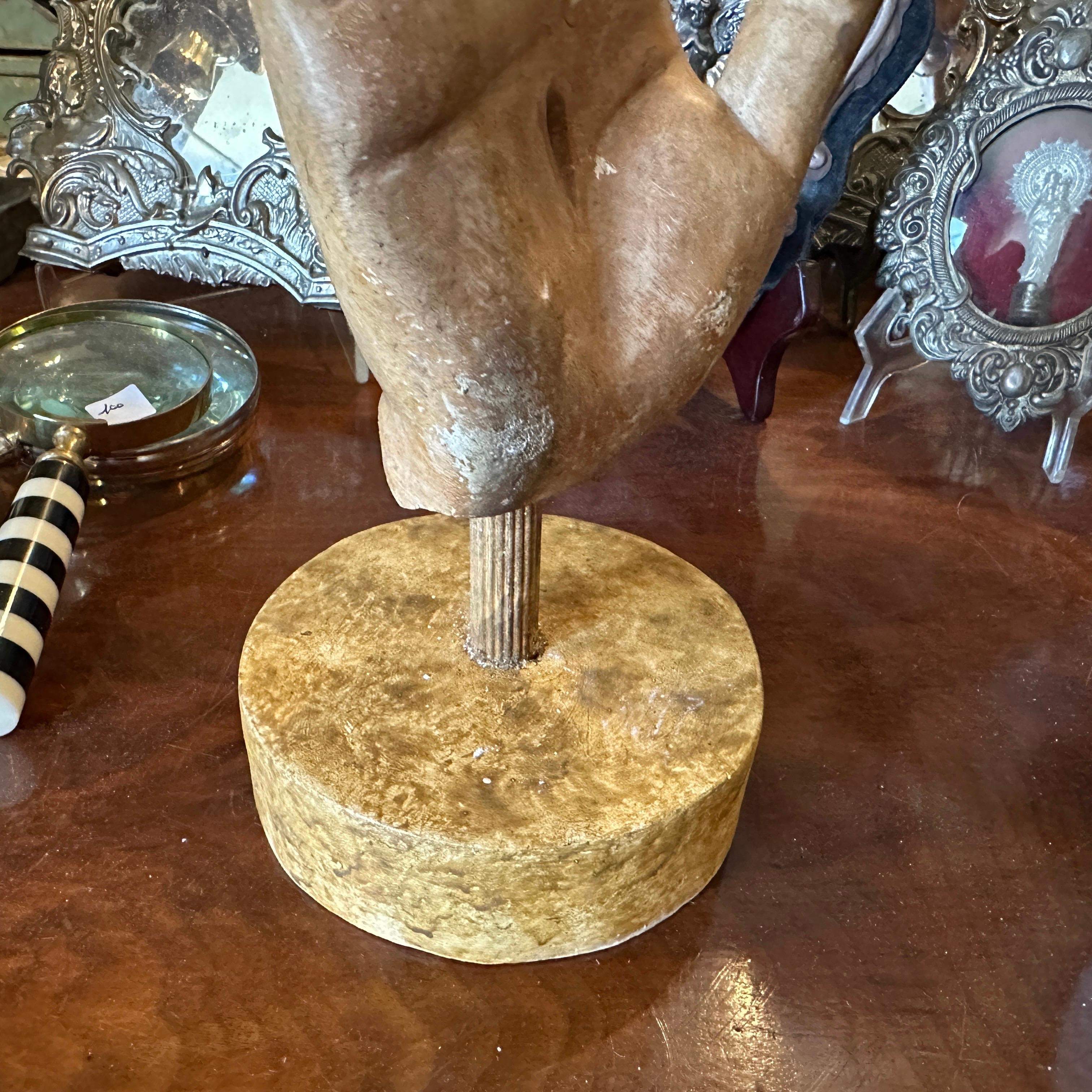 Neoclassico Studio scolastico in gesso dipinto a mano degli anni '30 su una base in Wood dipinta con finto marmo in vendita