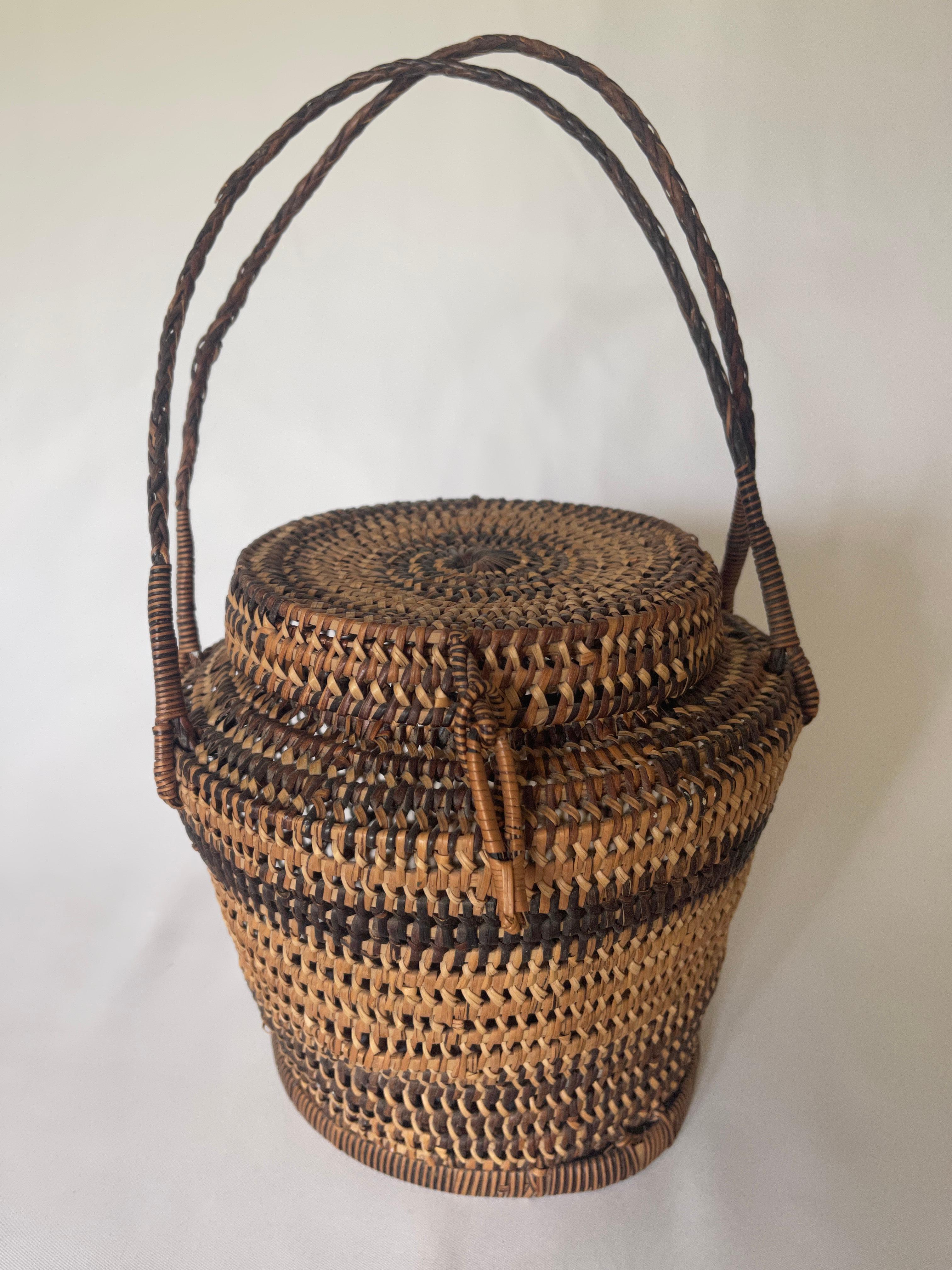 1930's hand woven circular fish basket purse with double drop handles to carry in hand or under arm.
The bag can also be used to enhance home decor and as a catch all. Beautiful piece.