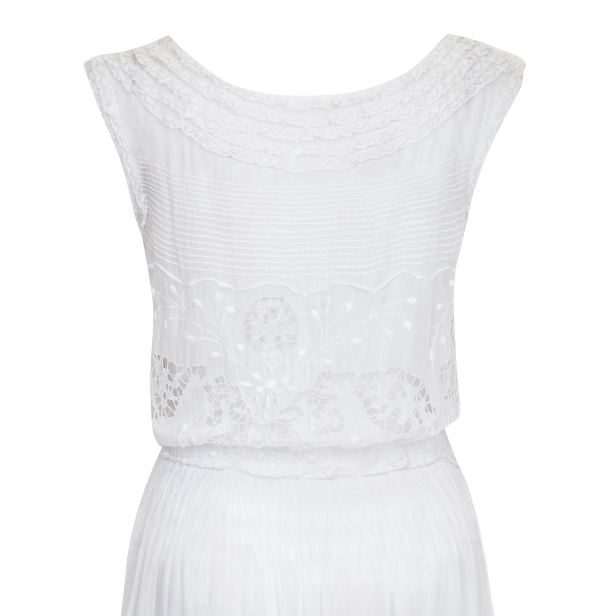 1930s Handmade Cotton Lawn Dress With White Work and Lace Detail In Excellent Condition In London, GB