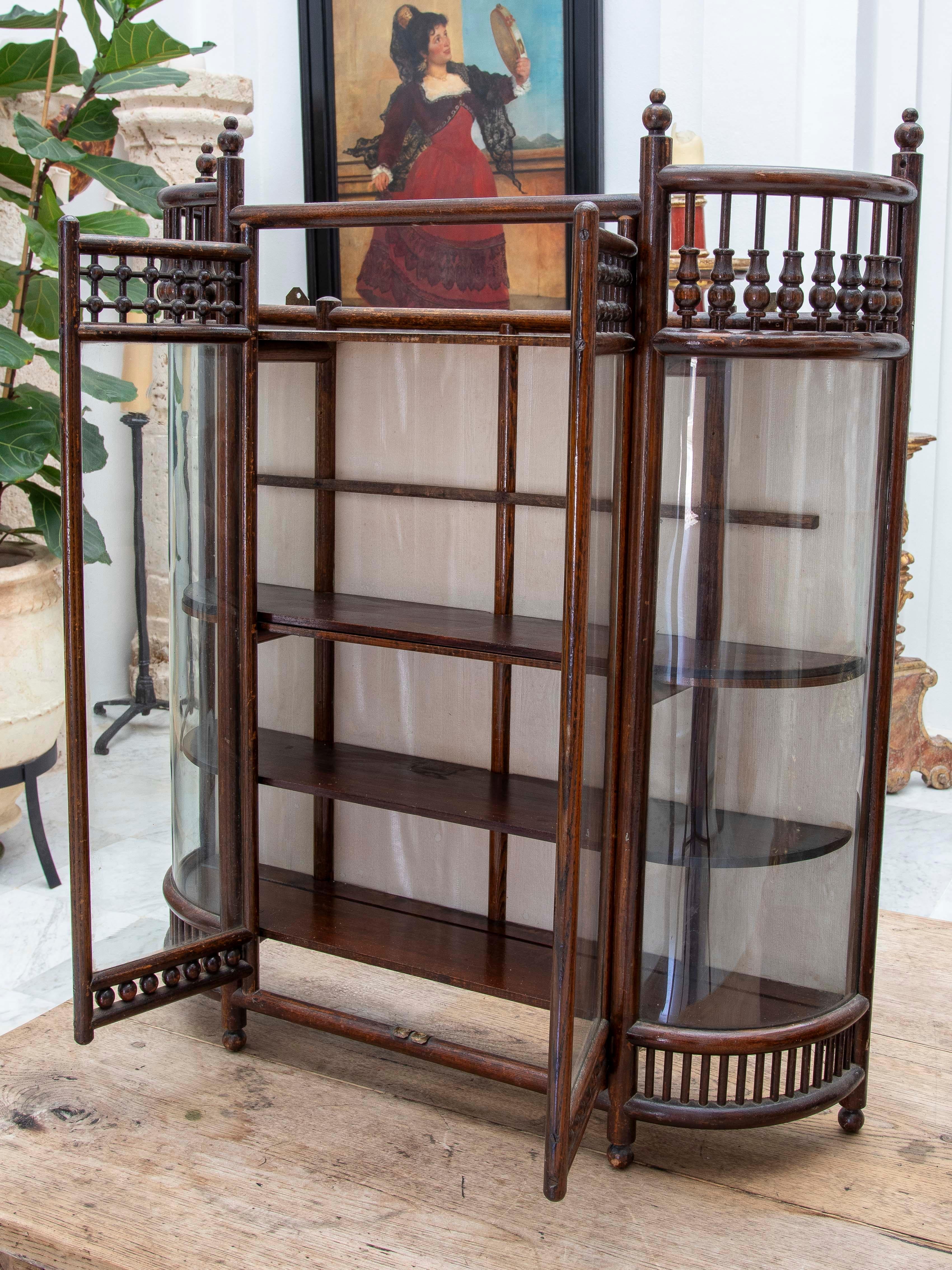 1930s Hanging Display Case in Turned Wood and Glass with Rounded Forms In Good Condition For Sale In Marbella, ES