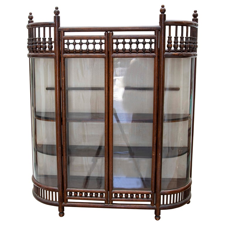 1930er Jahre Hängevitrine aus gedrechseltem Holz und Glas mit abgerundeten Formen im Angebot bei 1stDibs Deutschland