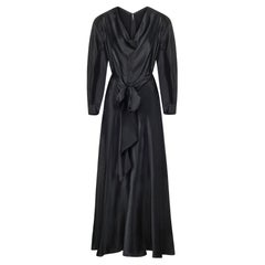 Maxi abito in raso liquido nero Haute Couture anni
30 con maniche aperte