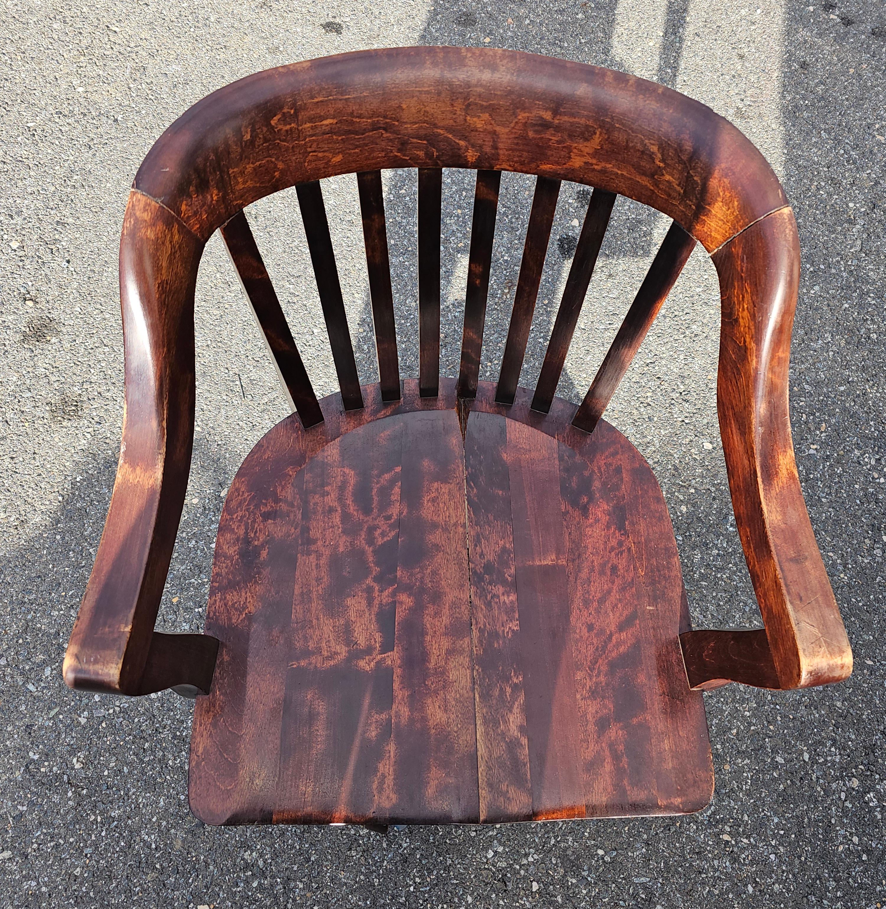 Varnished 1930s Heywood Wakefield Walnut Swivelling & Tilting Rolling Banker Office Chair For Sale