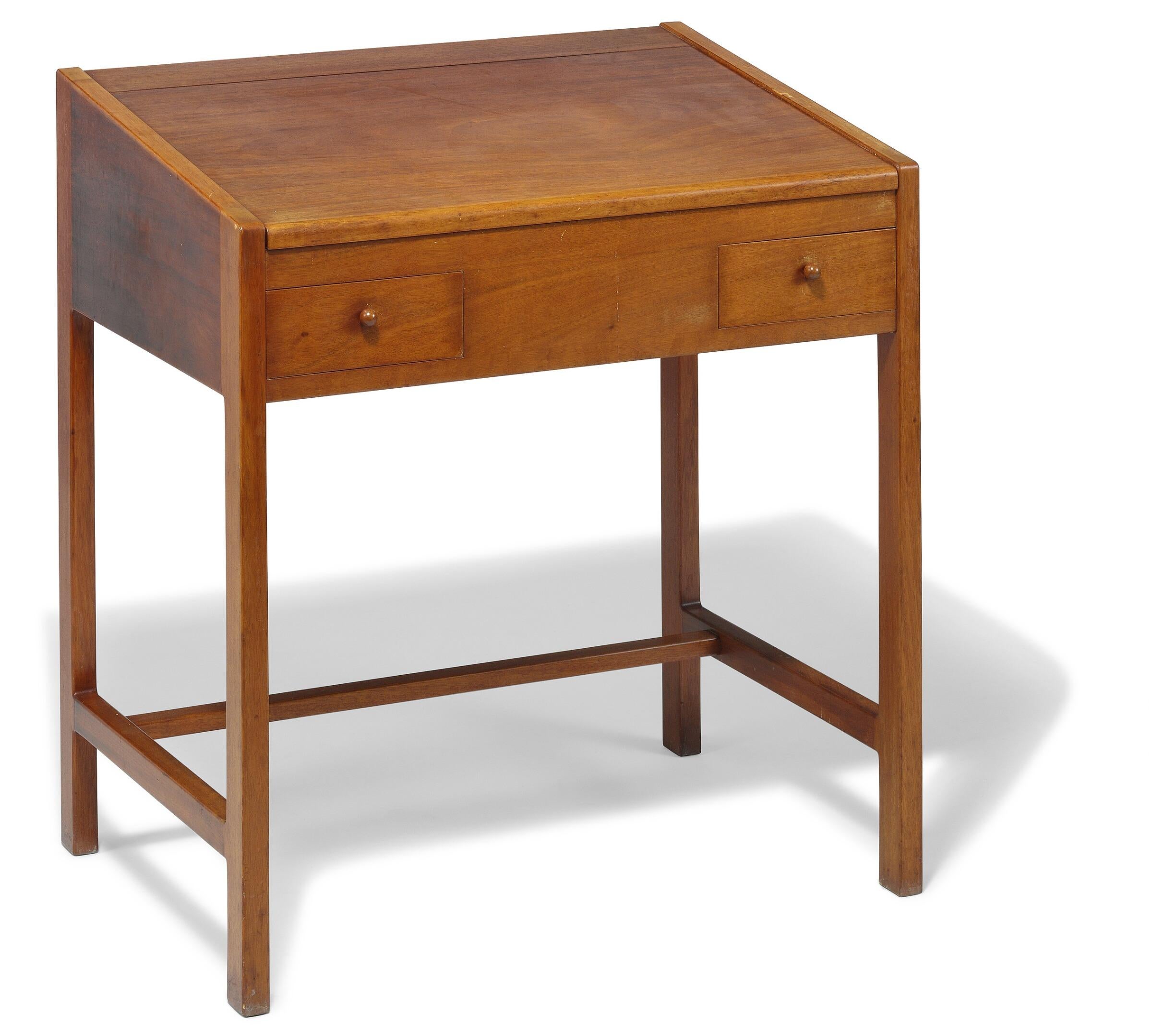 Años 30-1940 Silla con asiento y respaldo tapizados en cuero marrón, con clavos de latón. 

La tabla ya no forma parte de este listado.

Precio sólo para la silla
