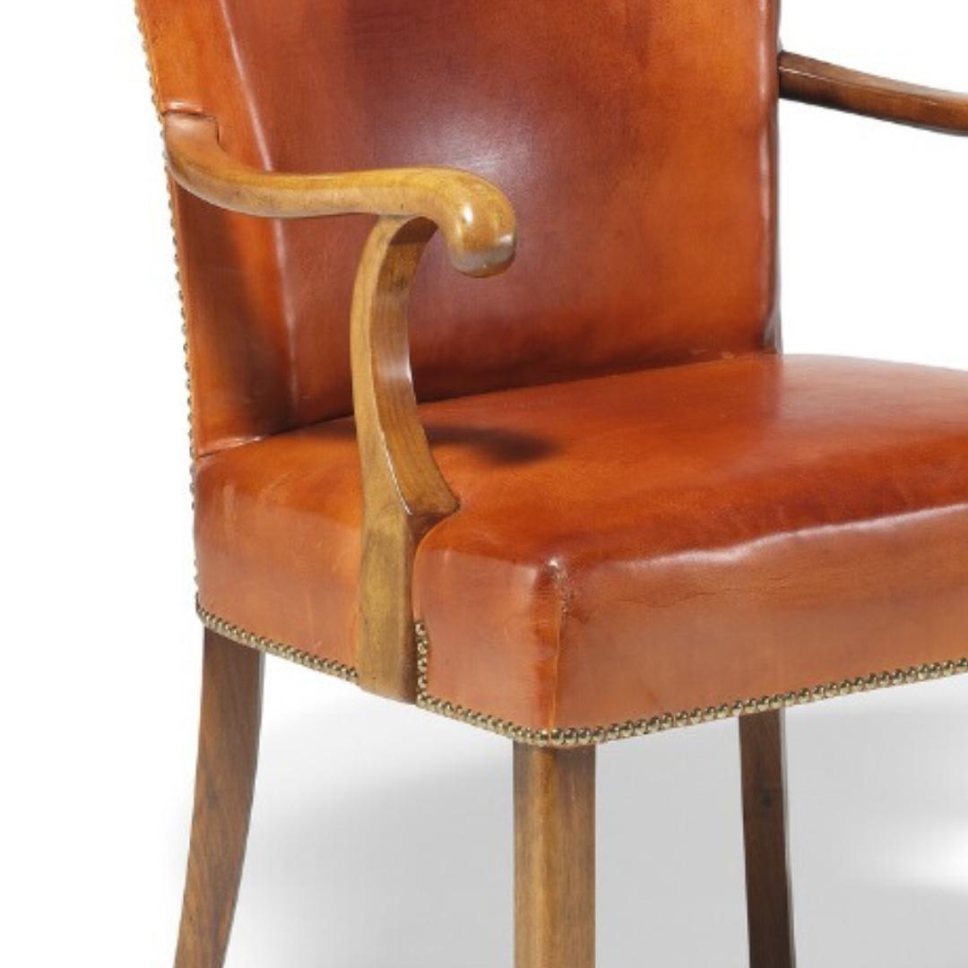 Sillón de madera maciza de los años 30, retapizado en cuero y teñido a mano Escandinavo moderno en venta