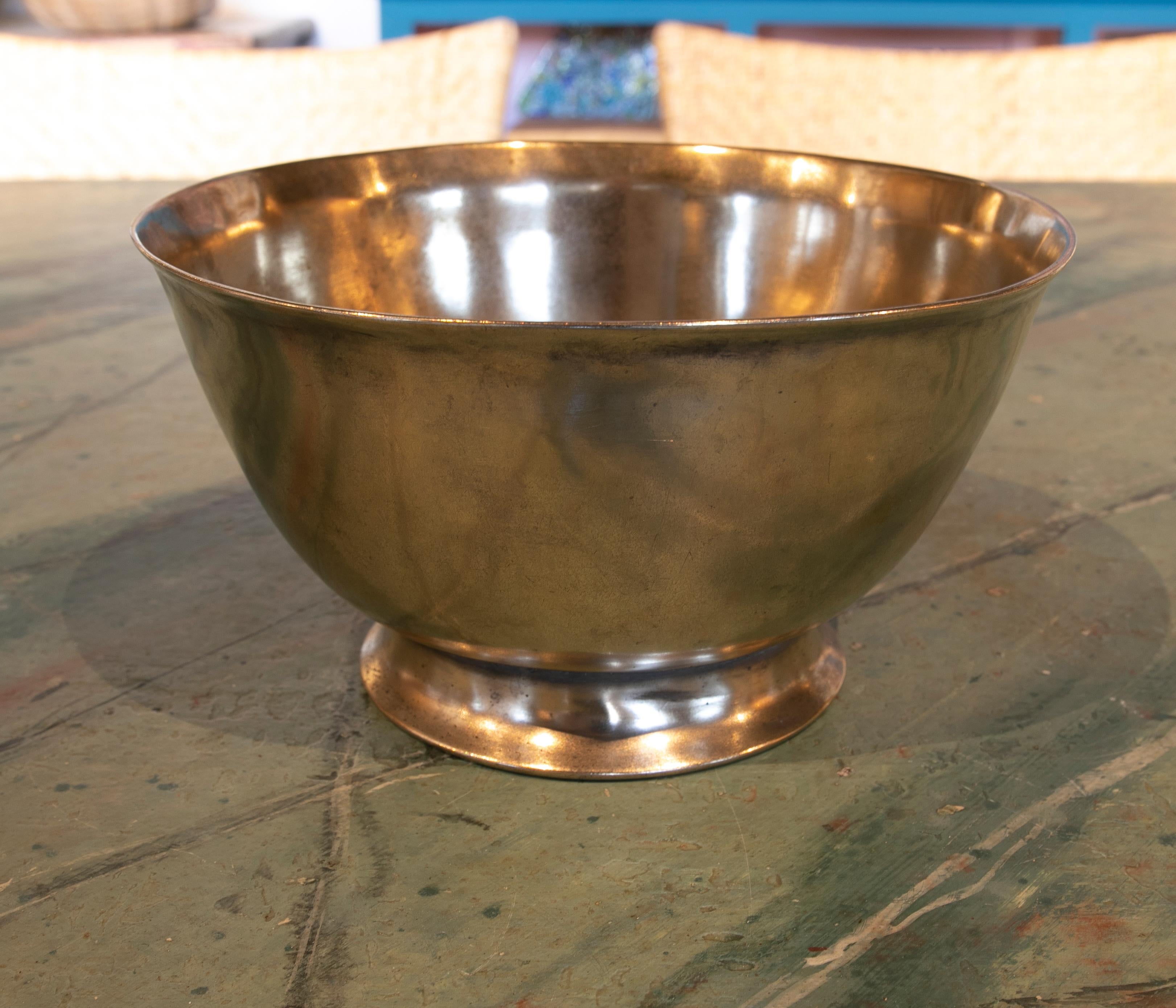 1930s Indu Simple Bronze Vessel In Good Condition For Sale In Marbella, ES