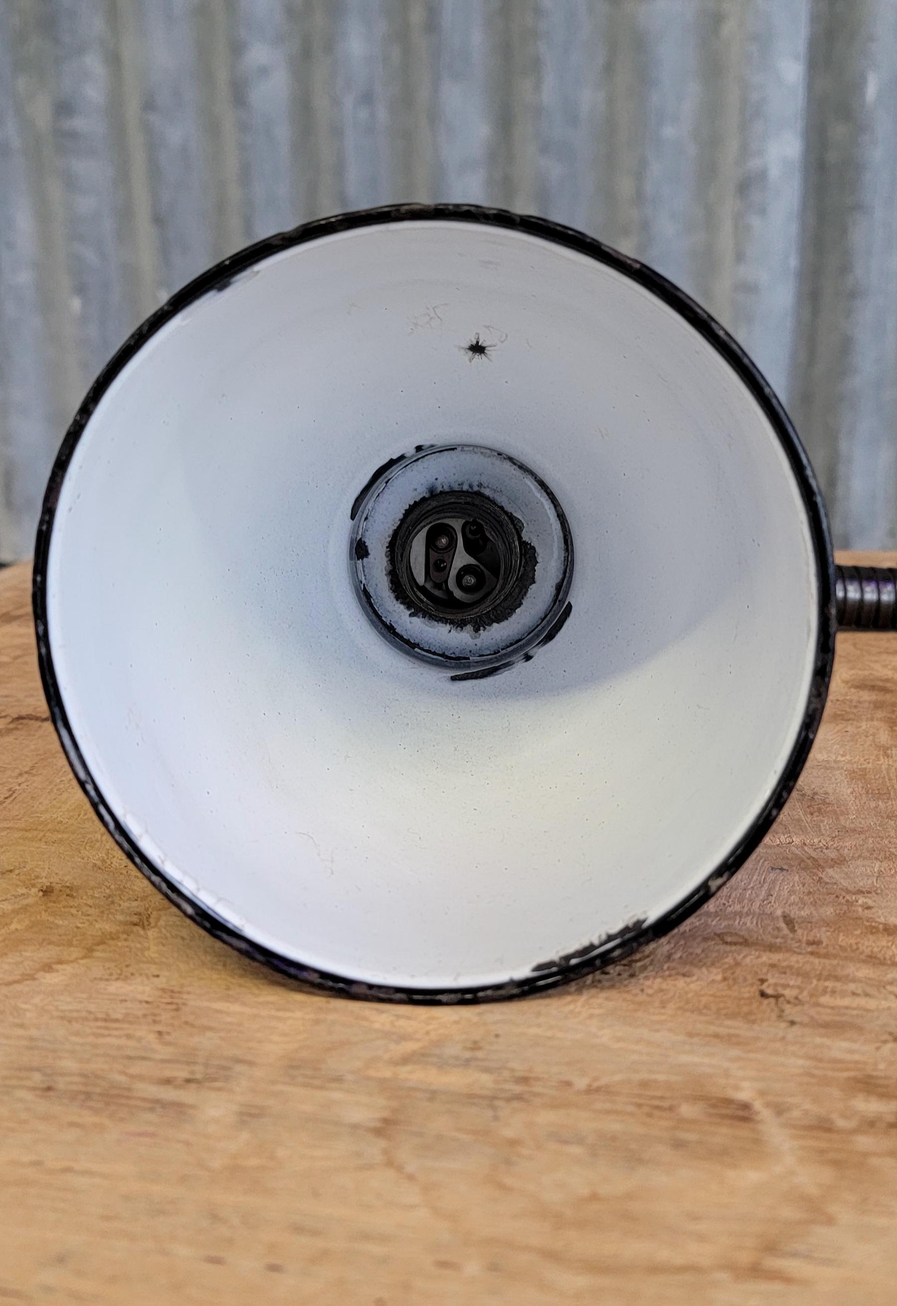 1930's Industrial Articulating Work Lamp mit grünem Porzellan-Emaille-Schirm (Industriell) im Angebot