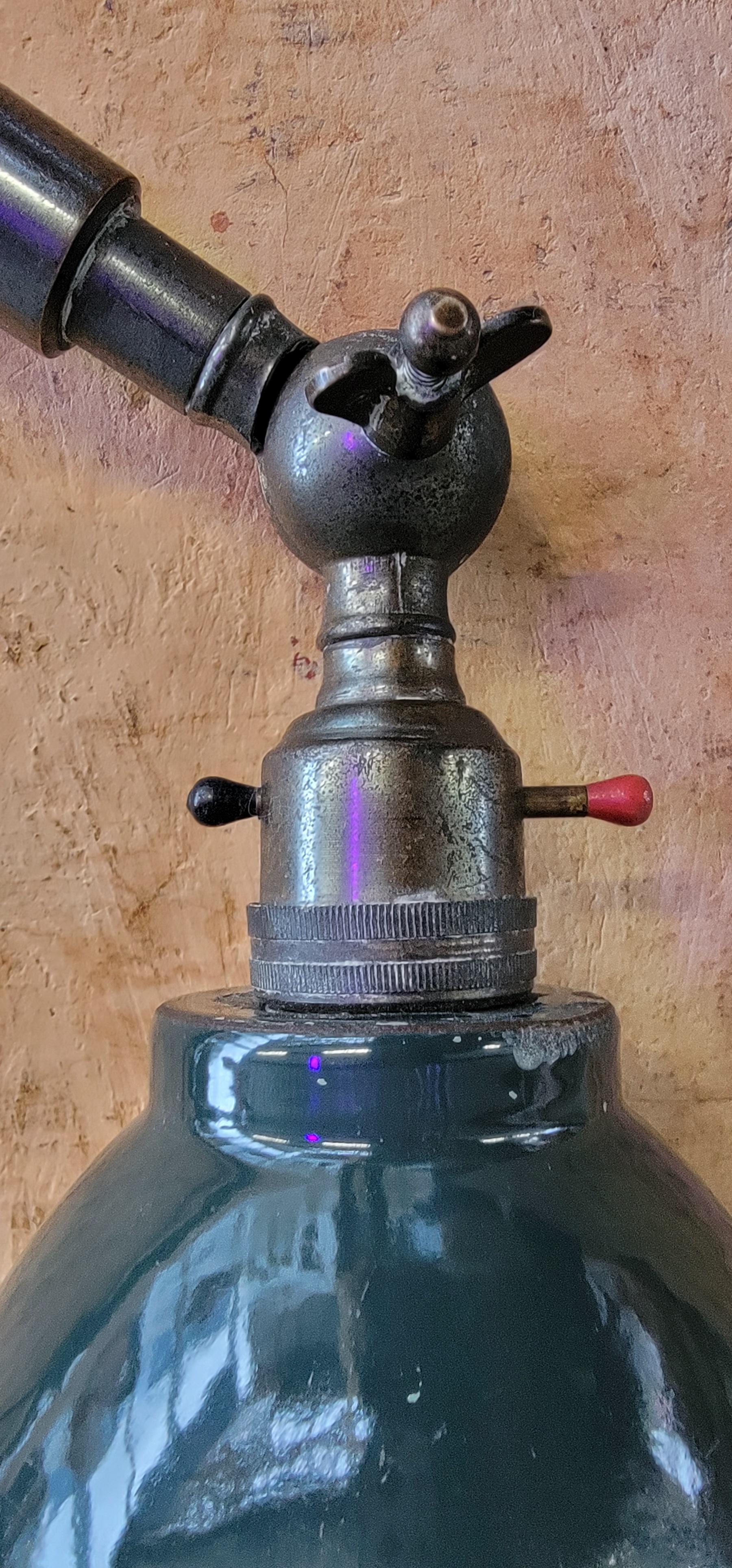 1930's Industrial Articulating Work Lamp mit grünem Porzellan-Emaille-Schirm (Stahl) im Angebot
