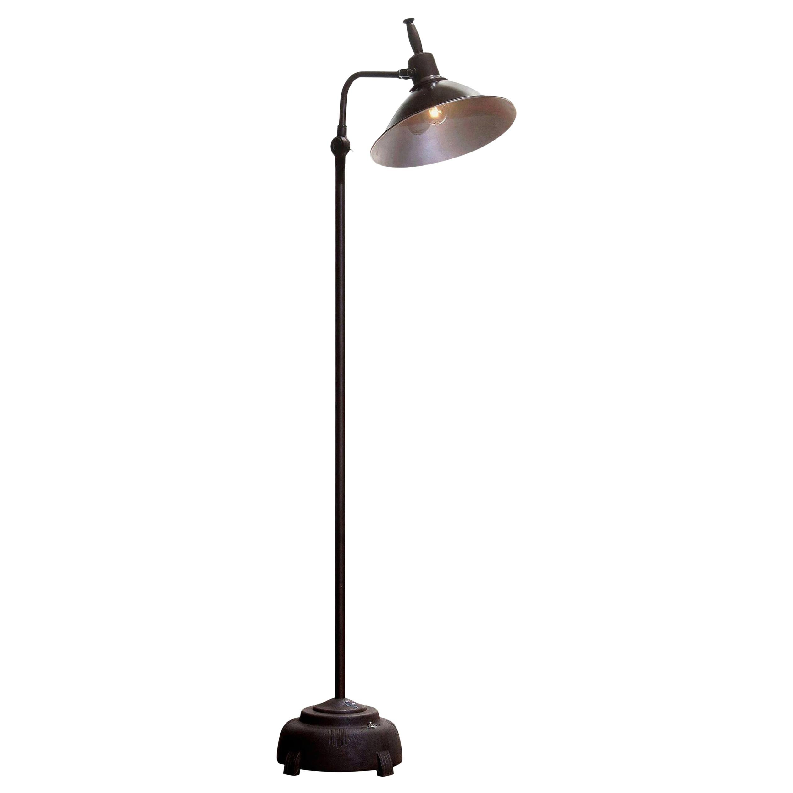Absolutely amazing and in good condition industrial floor lamp (formal sunlamp) from Faries Manufacturing MFG & Co. made in Illinois USA in brass or cast iron or aluminum!
The lamp is newly wired and therefore suitable for 220 / 110 volts max. 100