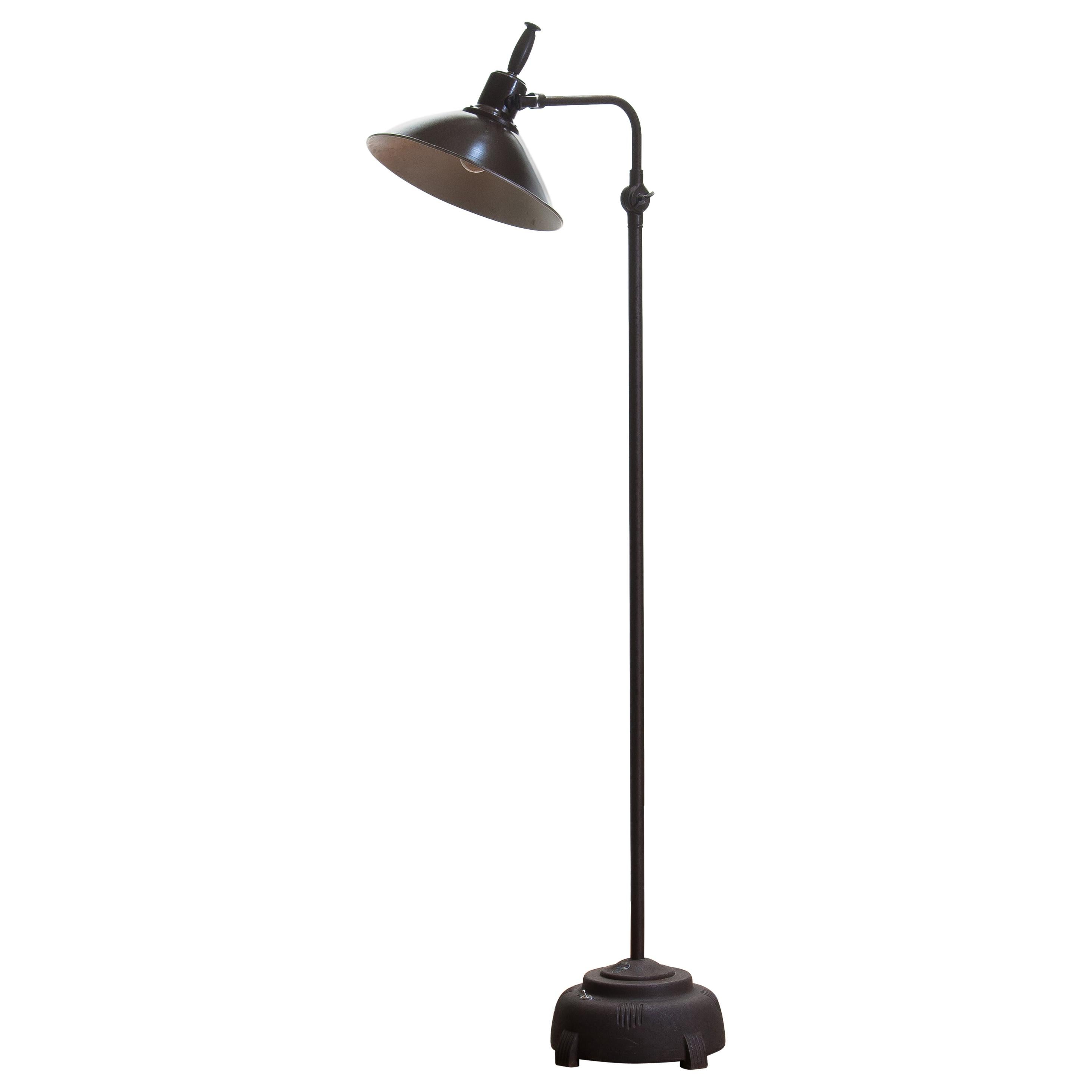 Absolutely amazing and in good condition Industrial floor lamp (formal sunlamp) from Faries Manufacturing MFG & Co. made in Illinois USA in brass or cast iron or aluminum!
The lamp is newly wired and therefore suitable for 220 / 110 volts max. 100