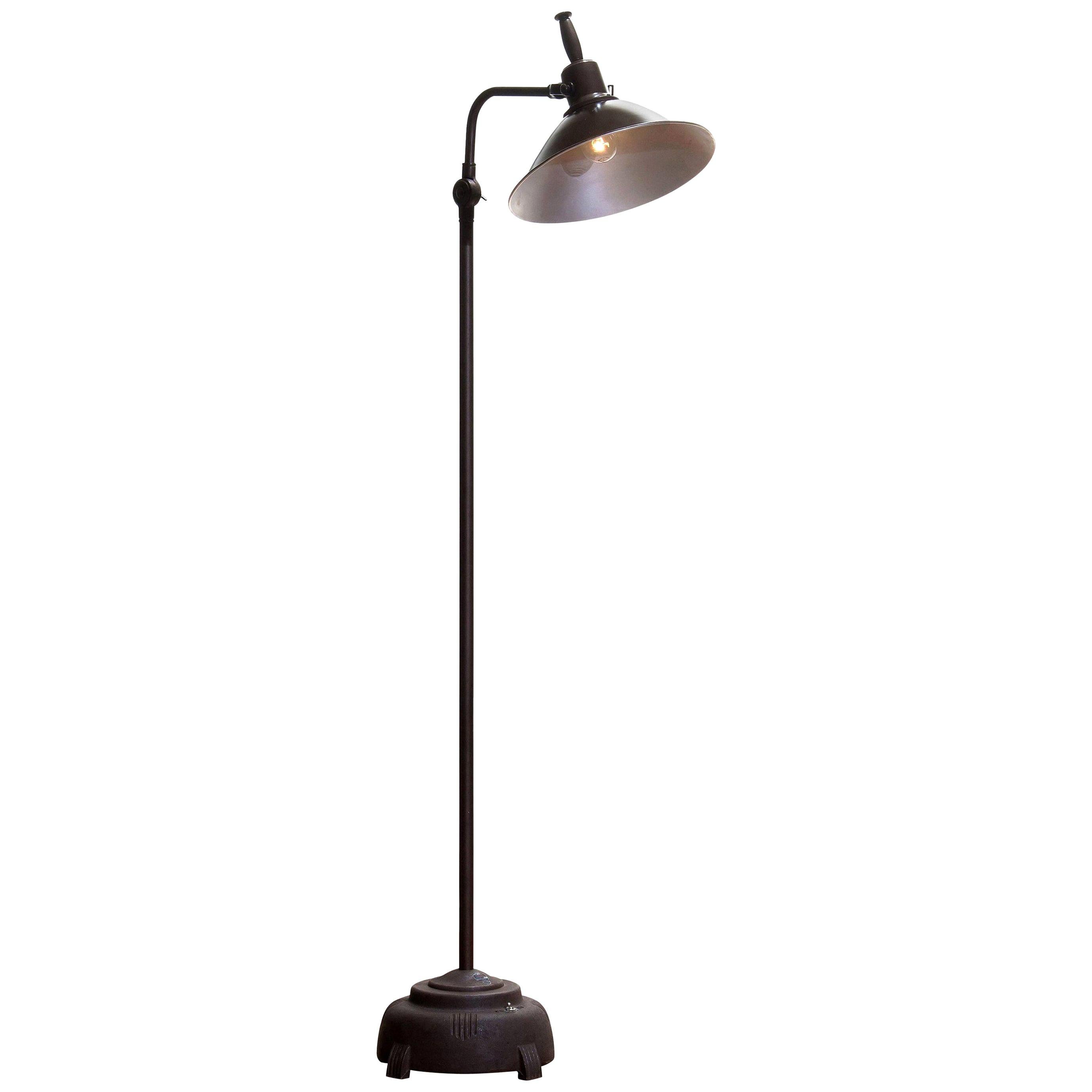 Absolutely amazing an in good condition Industrial floor lamp (formal sunlamp) from Faries Manufacturing MFG & Co. made in Illinois USA in brass or cast iron or aluminum!
The lamp is newly wired and therefore suitable for 220 / 110 volts max. 100