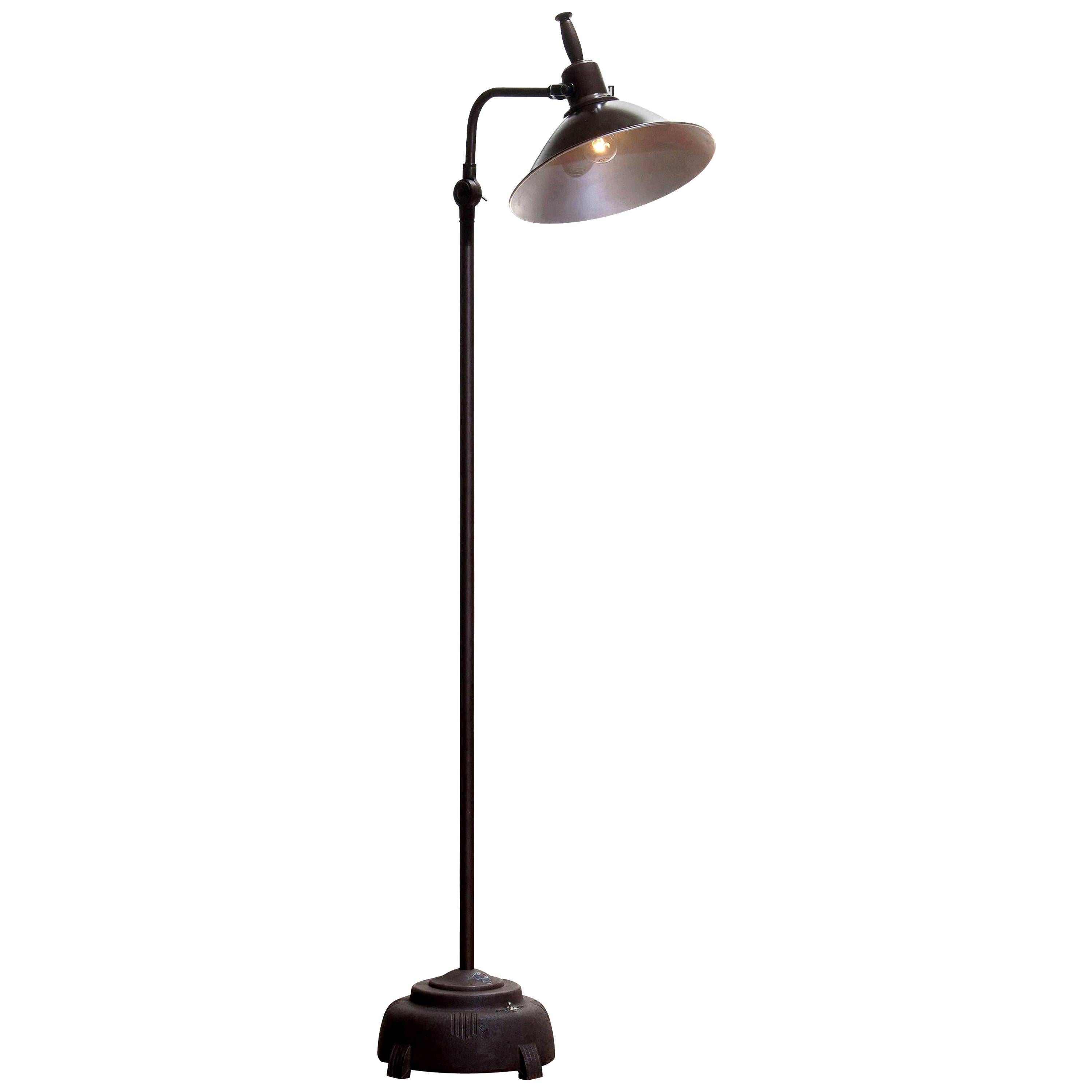 Absolutely amazing an in good condition Industrial floor lamp (formal sunlamp) from Faries Manufacturing MFG & Co. made in Illinois USA in brass or cast iron or aluminum!
The lamp is newly wired and therefore suitable for 220 / 110 volts max. 100