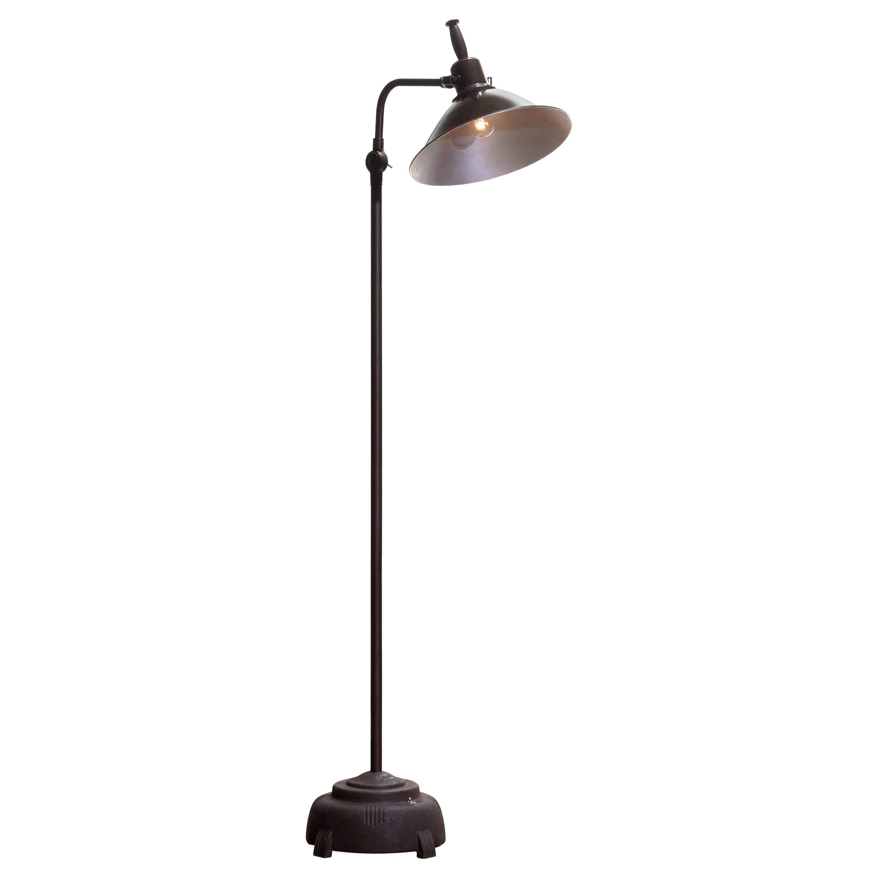 Absolutely amazing an in good condition Industrial floor lamp (formal sunlamp) from Faries Manufacturing MFG & Co made in Illinois USA in brass or cast iron or aluminium!
The lamp is newly wired and therefore suitable for 220 / 110 volts max. 100