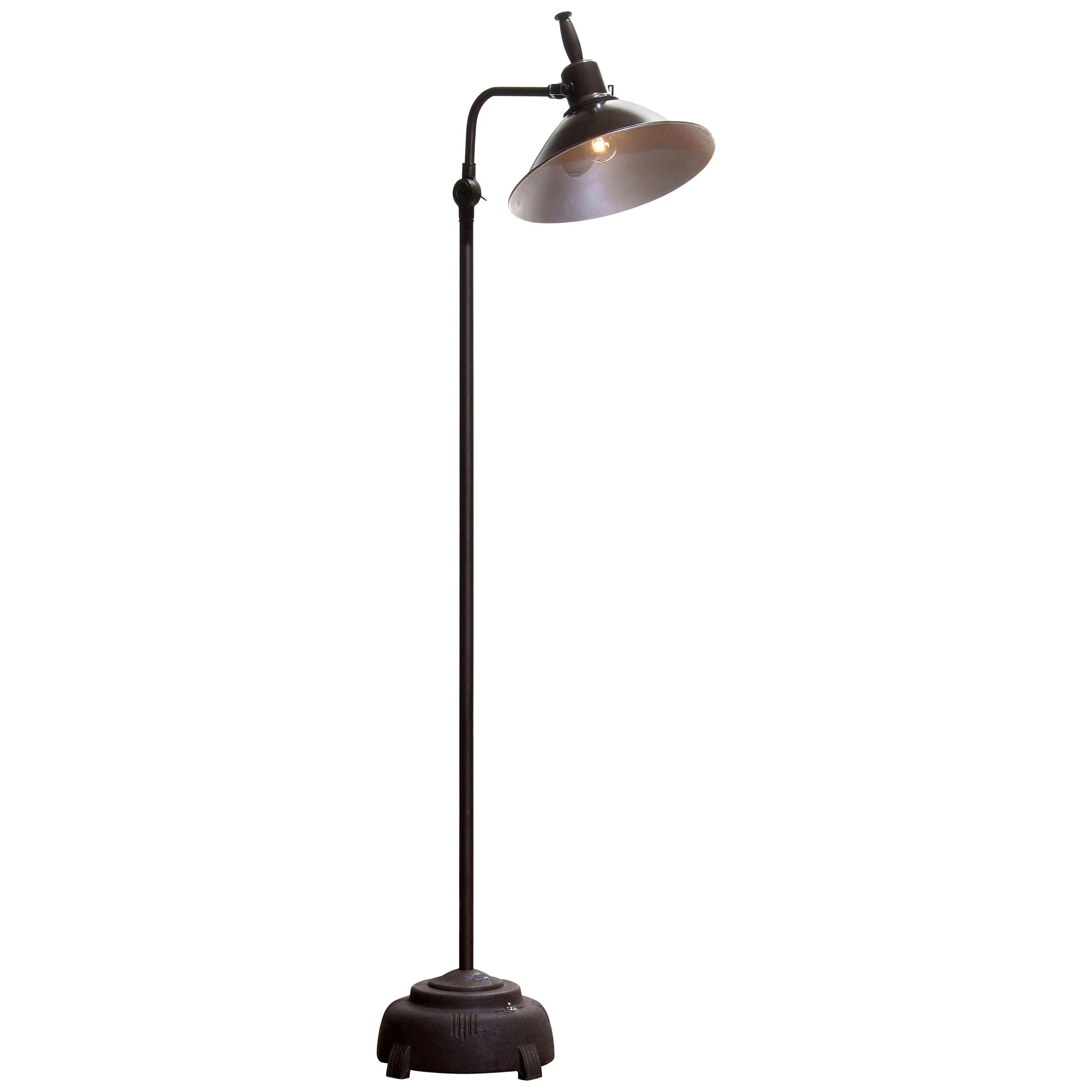 Absolutely amazing an in good condition industrial floor lamp (formal sunlamp) from Faries Manufacturing MFG & Co. made in Illinois USA in brass or cast iron or aluminium!
The lamp is newly wired and therefore suitable for 220 / 110 volts max. 100