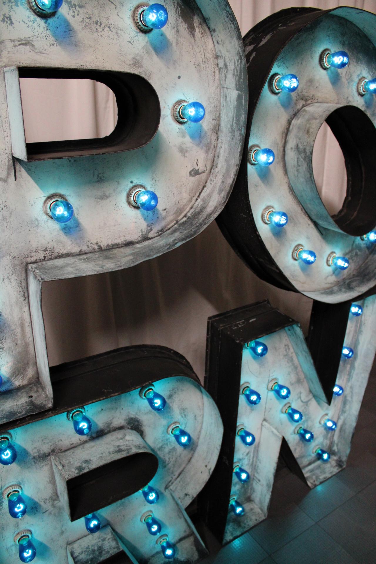XX secolo Insegna industriale del 1930 con lettere PORN Scultura dell'artista del Colorado Bill Nelson in vendita