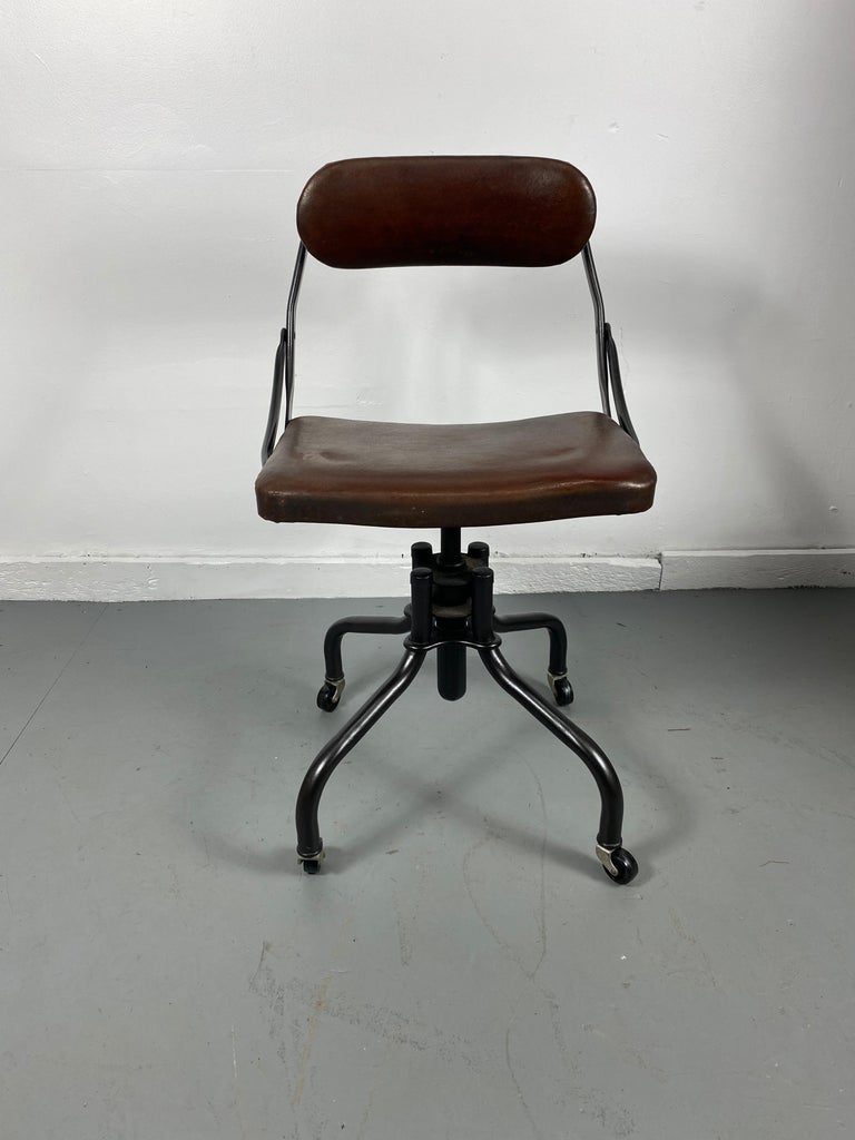 1930s Industrial swivel task / desk chair manufactured by Do/ More, Art Deco, nice condition, steel base. Chair frame restored. Retains original 