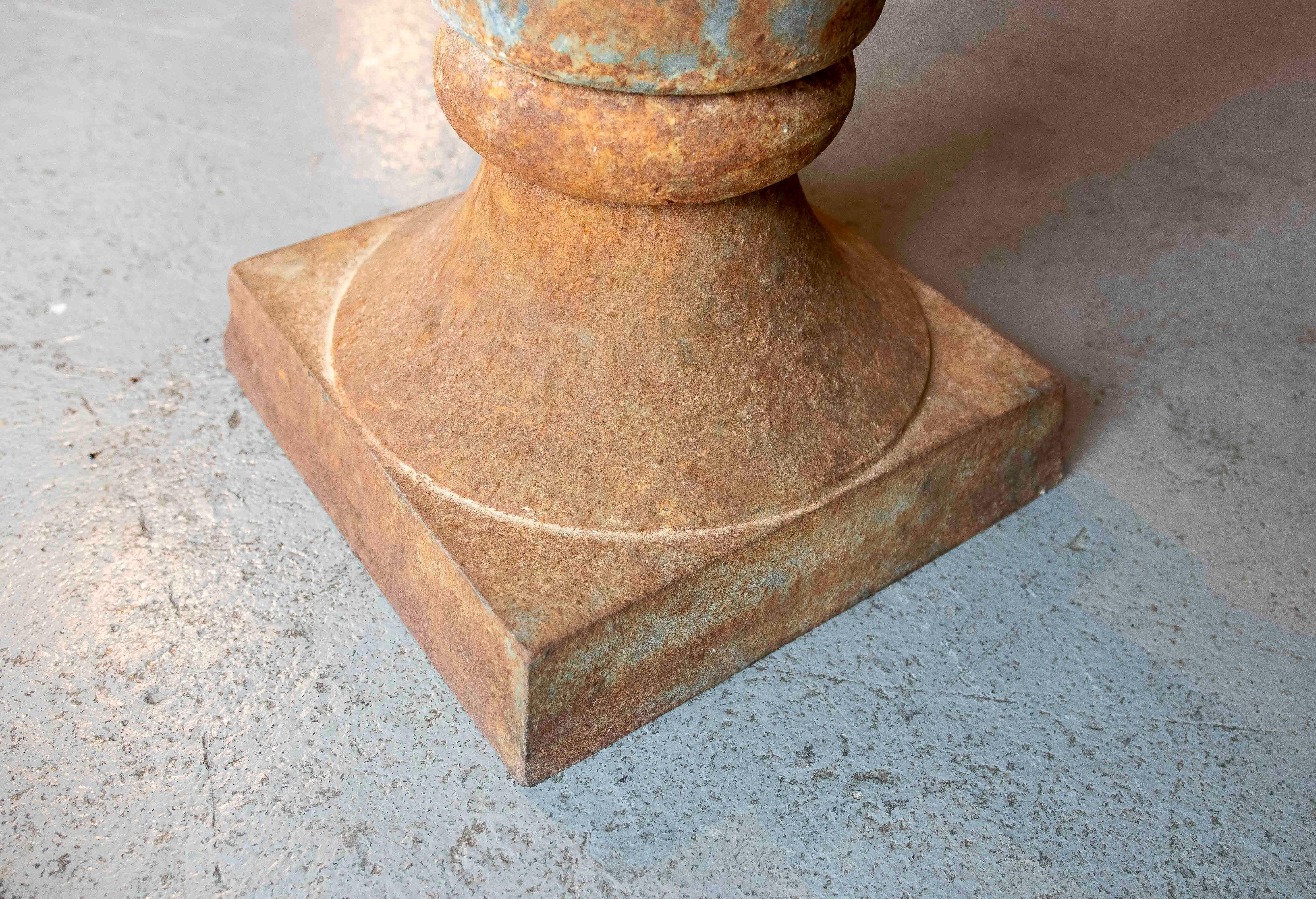 Coupe en fer des années 1930 au design simple pour le jardin France en vente 4