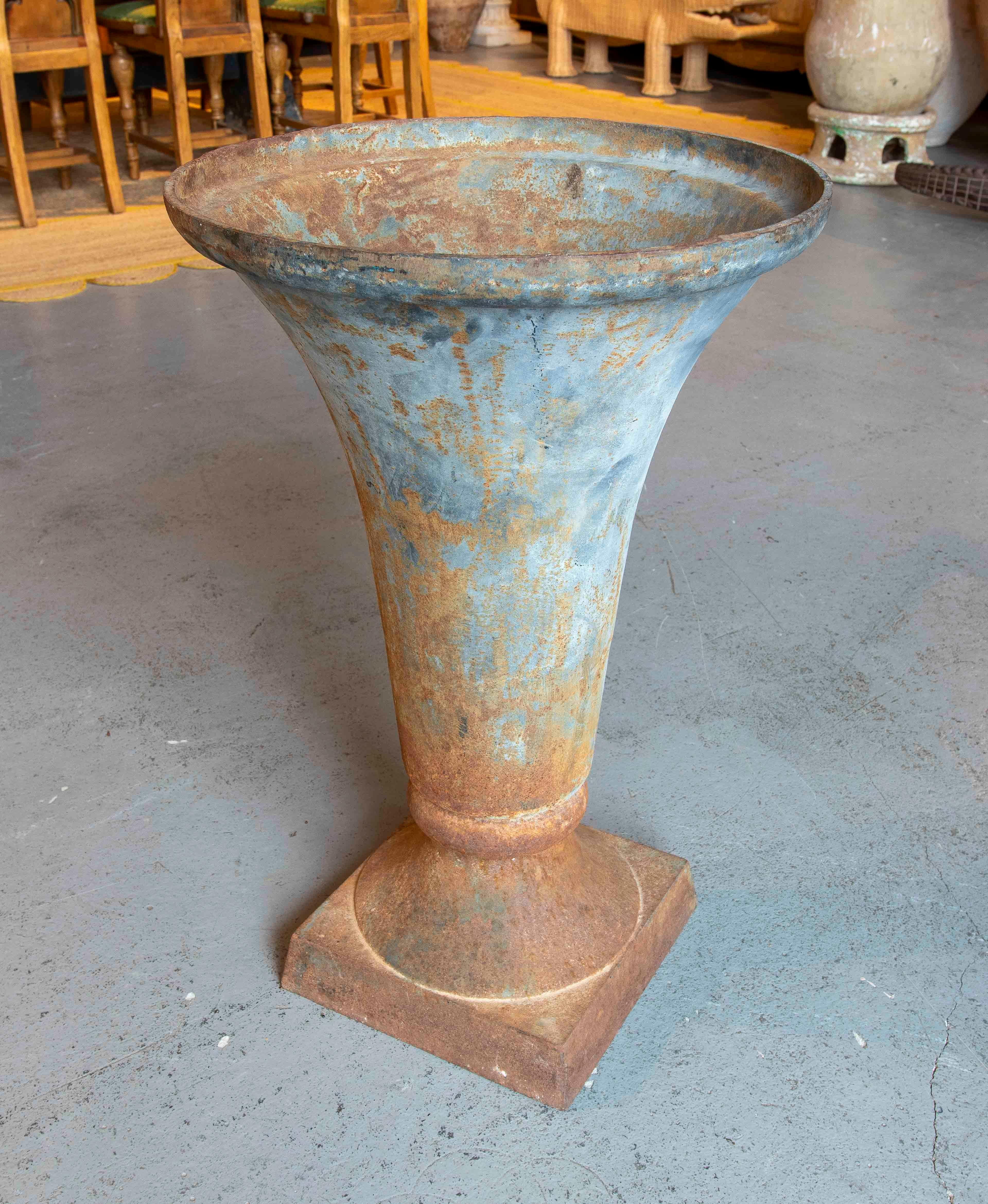 Tasse en fer des années 1930 au design simple pour le jardin. France