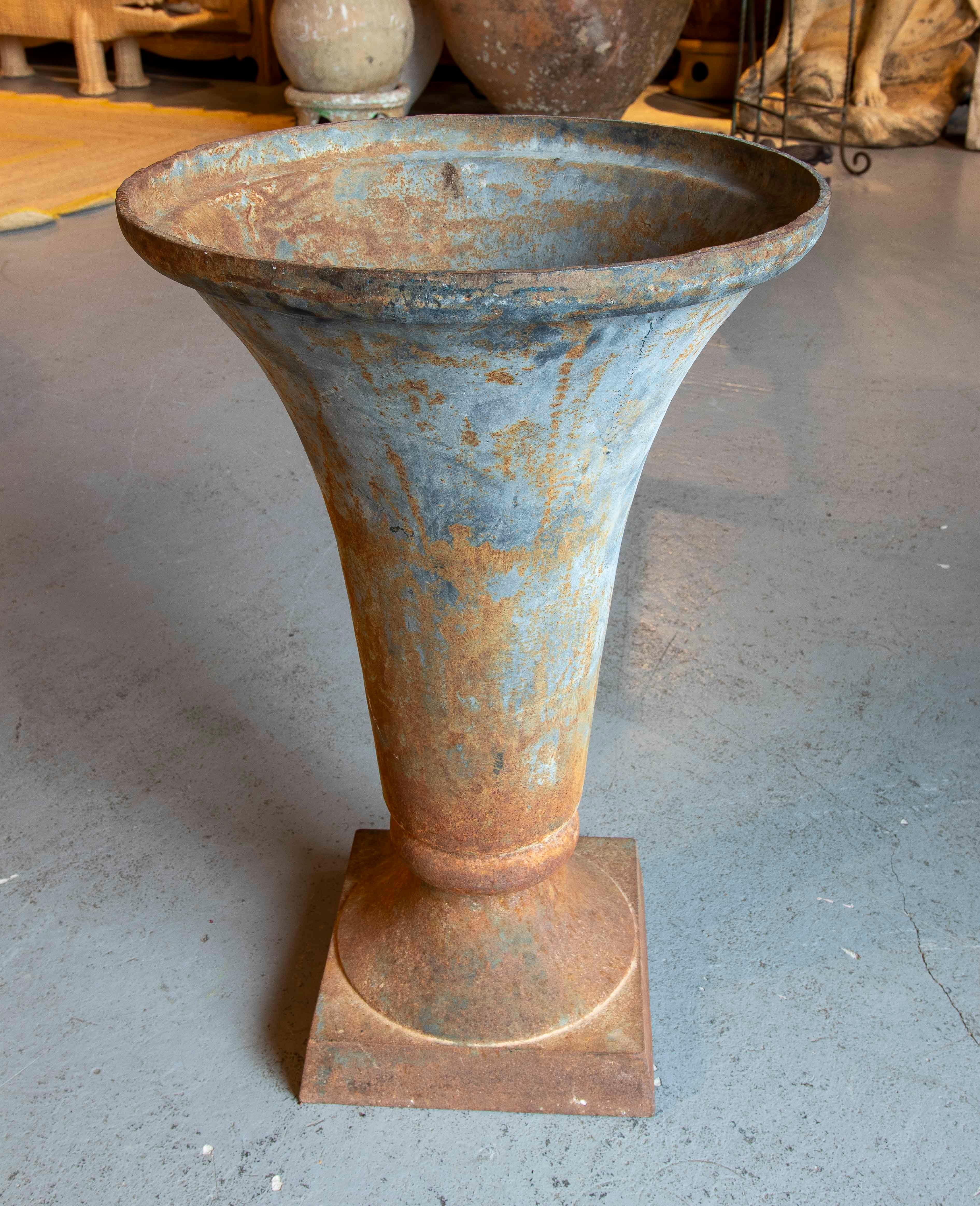 Espagnol Coupe en fer des années 1930 au design simple pour le jardin France en vente