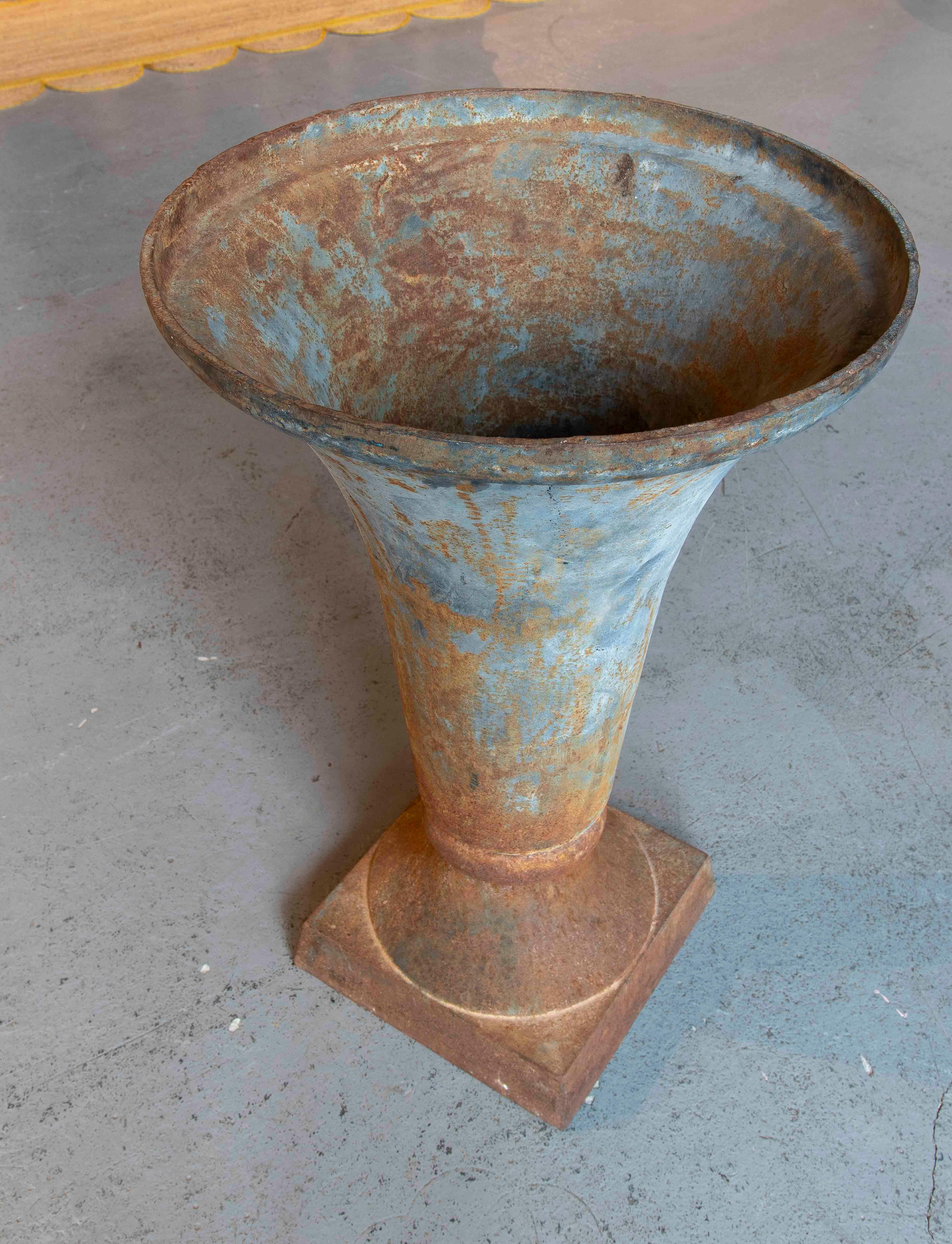 Coupe en fer des années 1930 au design simple pour le jardin France Bon état - En vente à Marbella, ES