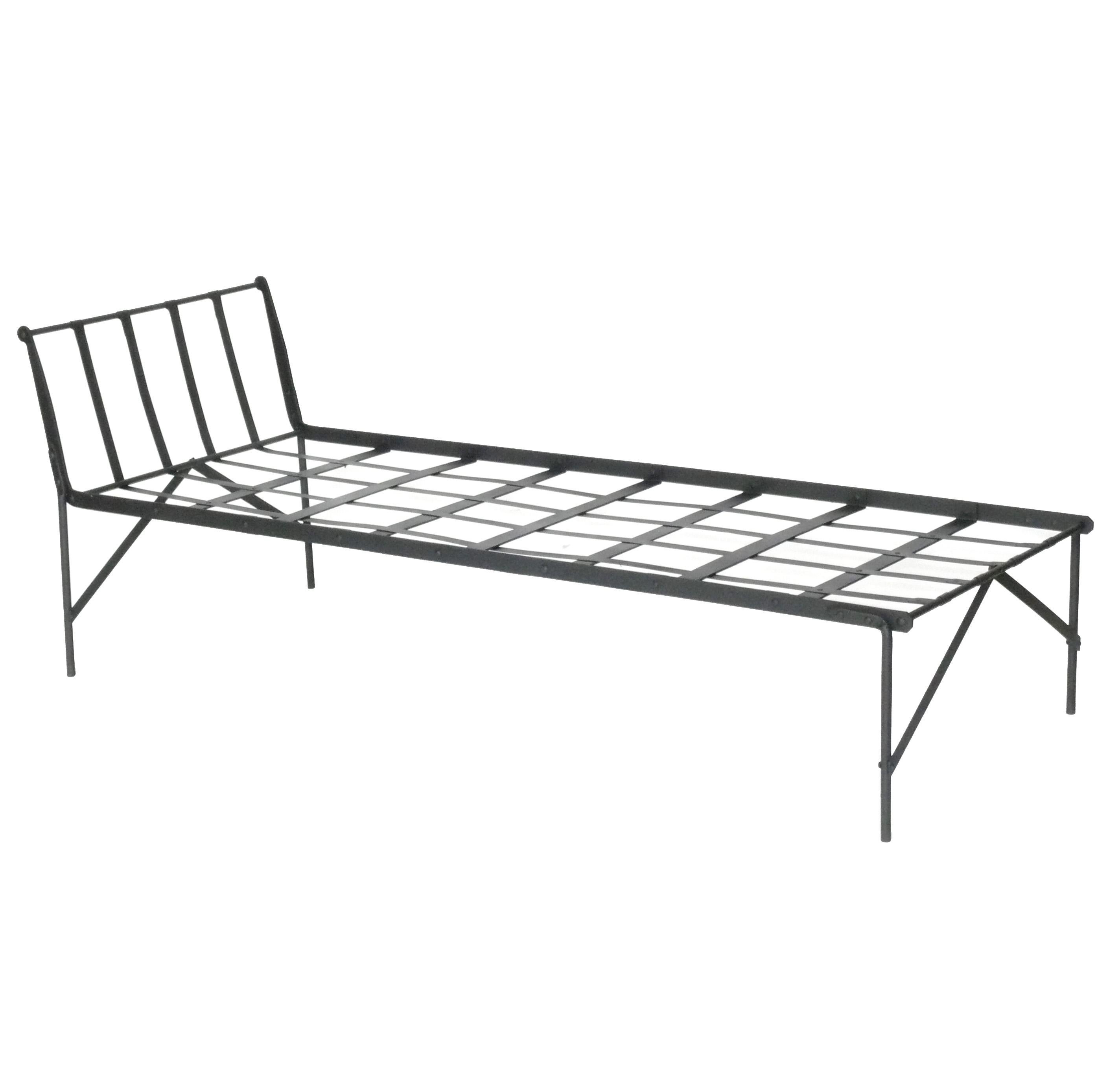 Elegante sofá cama de hierro, estadounidense, hacia 1930. Se retiraron de un campamento de caza de Vermont y probablemente eran ejemplares únicos creados para el campamento. Sólido y robusto, con gran atención al detalle. Se han repintado