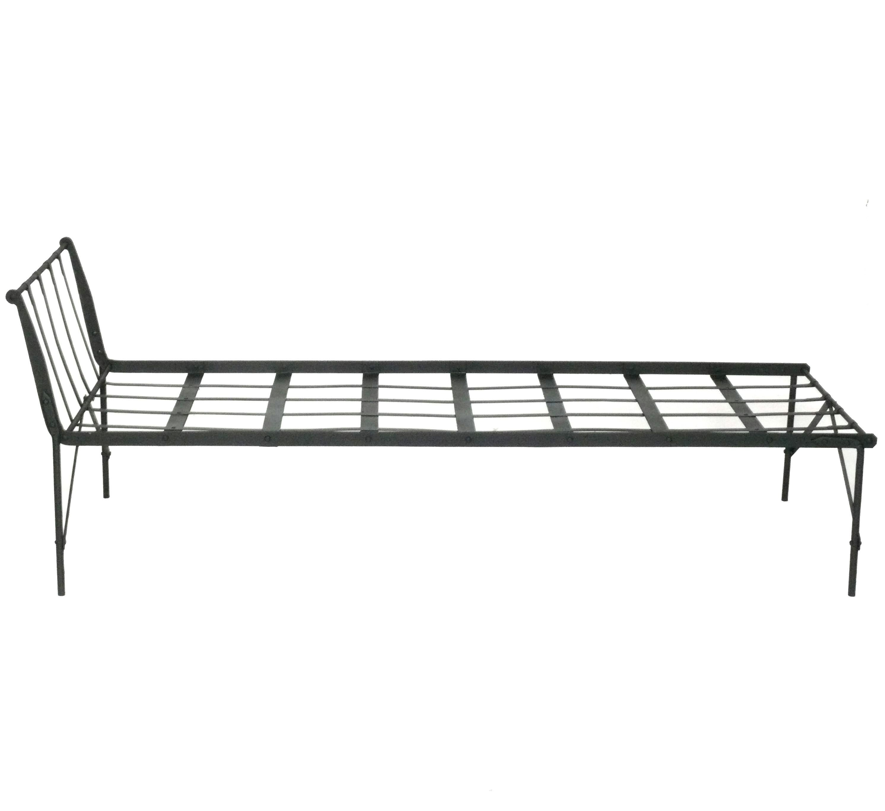 Pareja de camas de día de hierro de los años 30 Industrial en venta