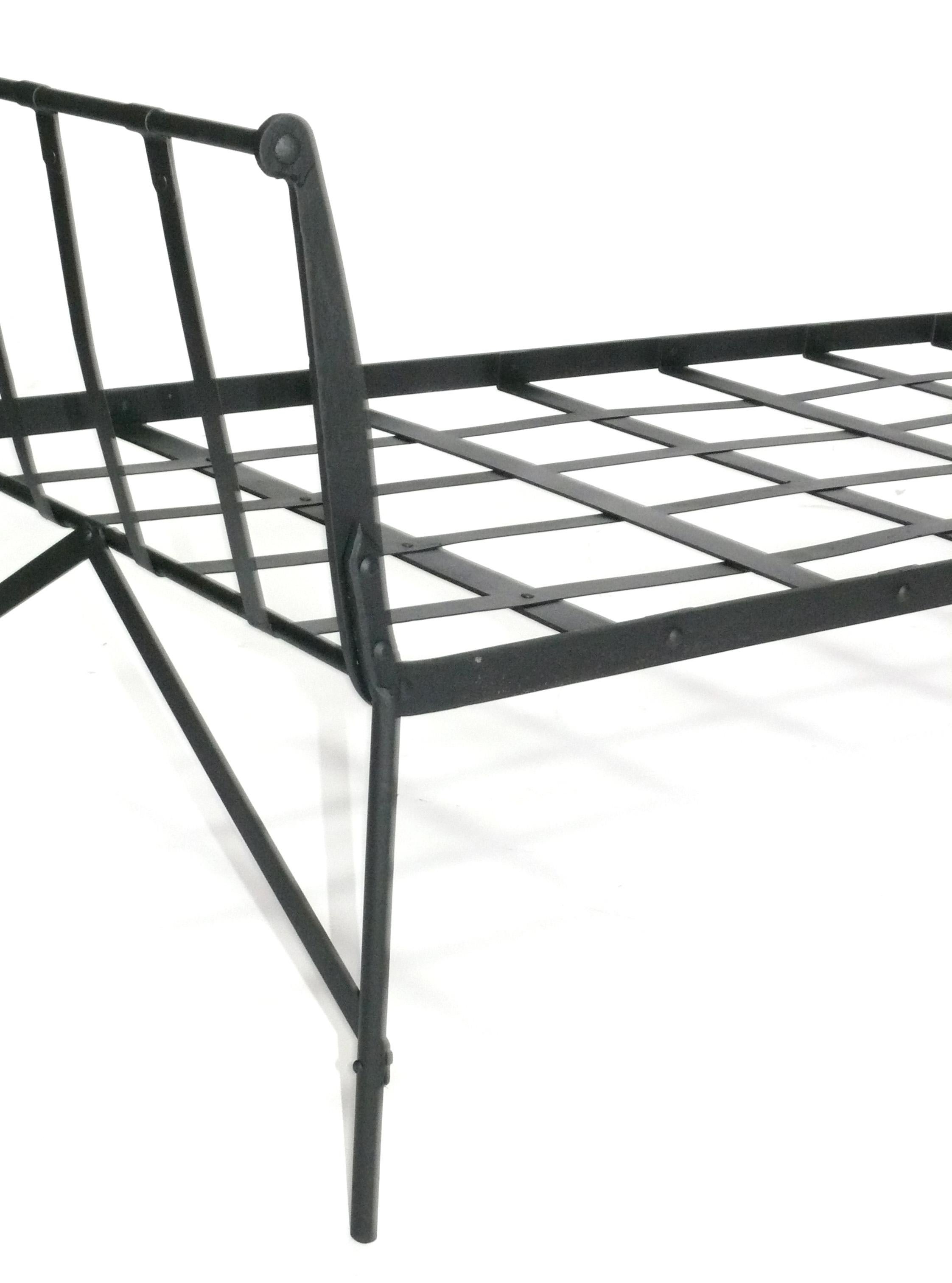 Pareja de camas de día de hierro de los años 30 Estadounidense en venta