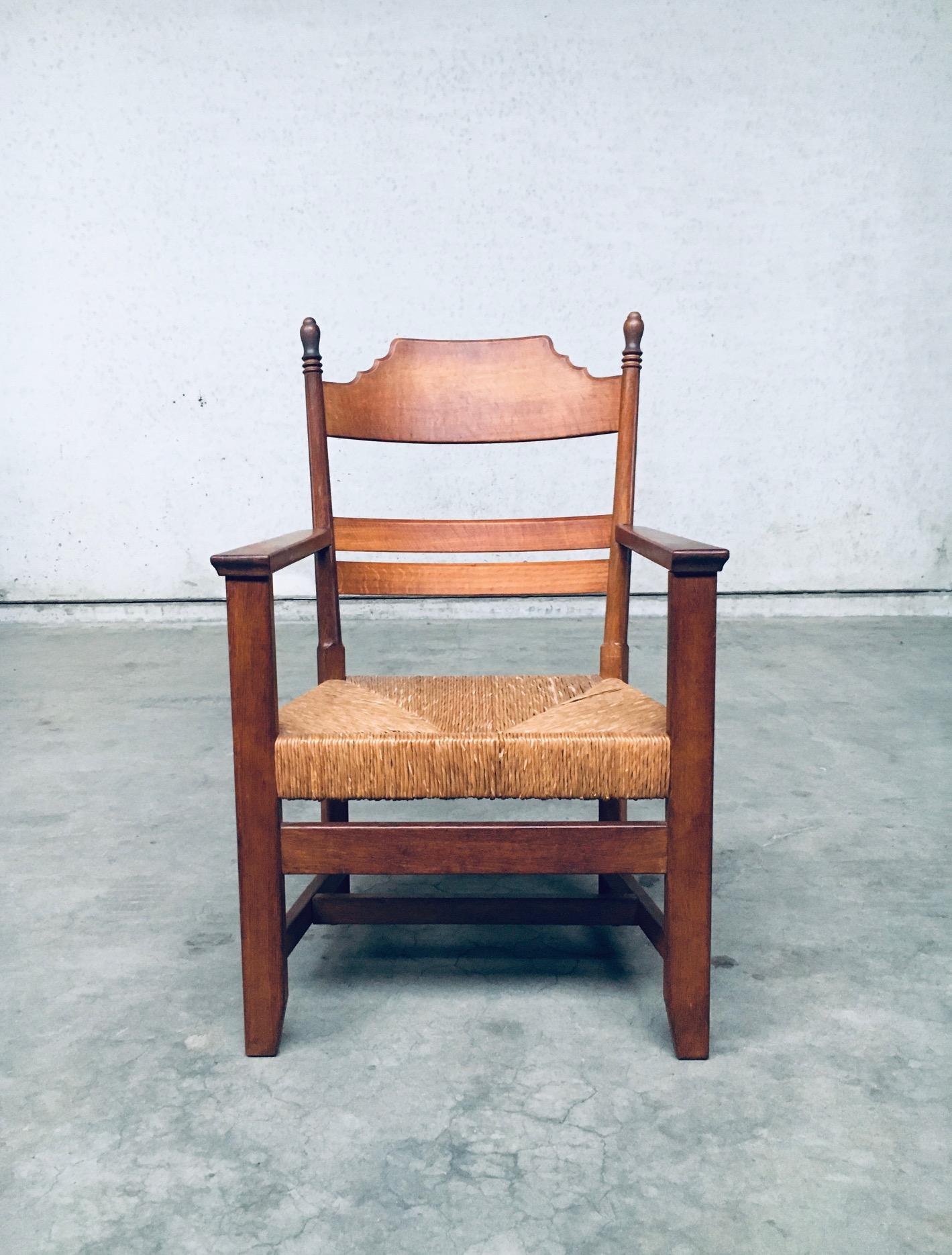 Vintage Italienische Alpen Rustikales Design Geschnitzt Großer Sessel. Hergestellt in Italien in den 1930er/40er Jahren. Massiver, geschnitzter Eichenstuhl mit dickem geflochtenem Binsen-Sitz. Handgefertigtes Design mit viel Liebe zum Detail in der