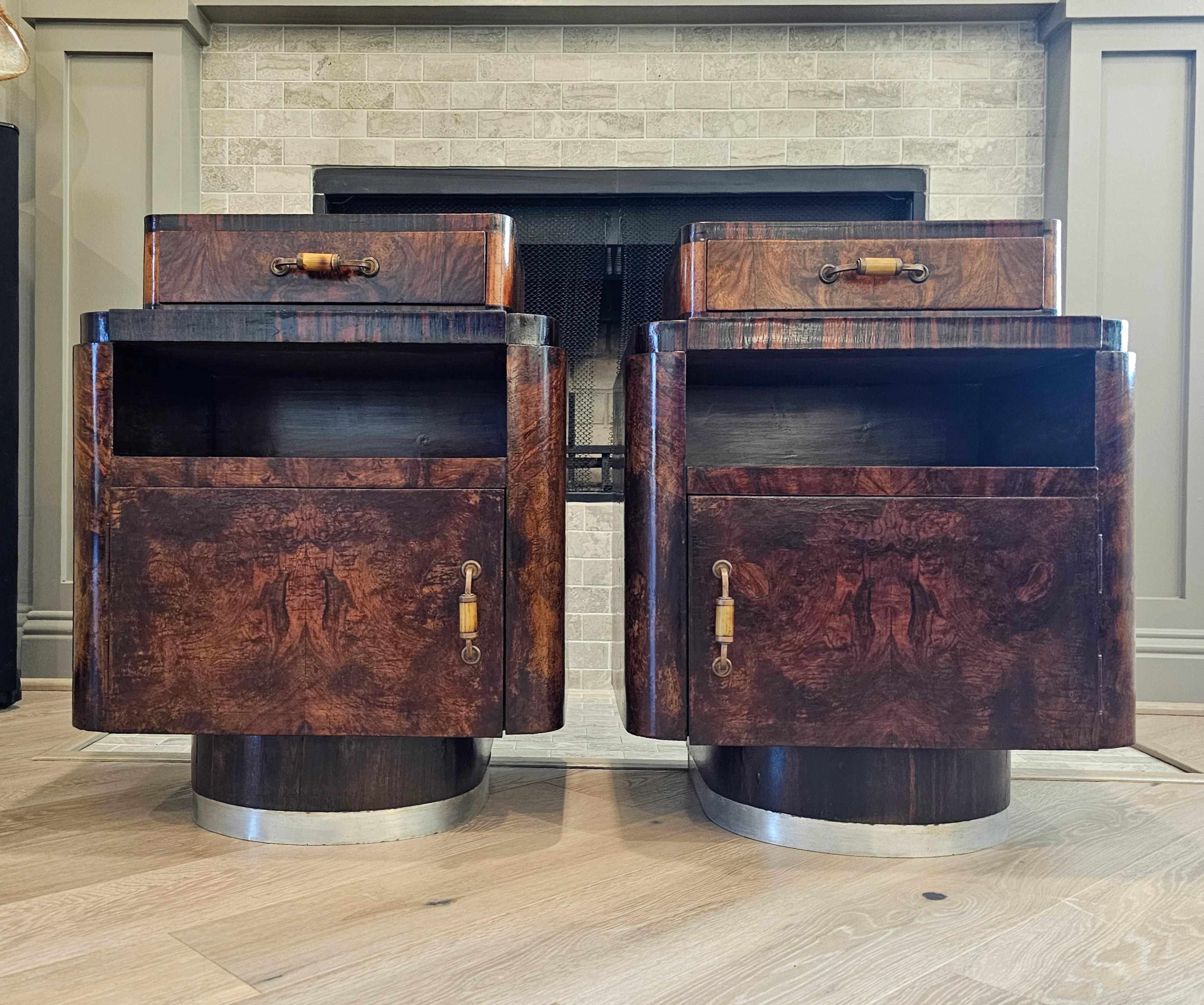 Hand-Crafted 1930s Italian Art Deco Burl Wood Rosewood Nightstand End Table Pair 