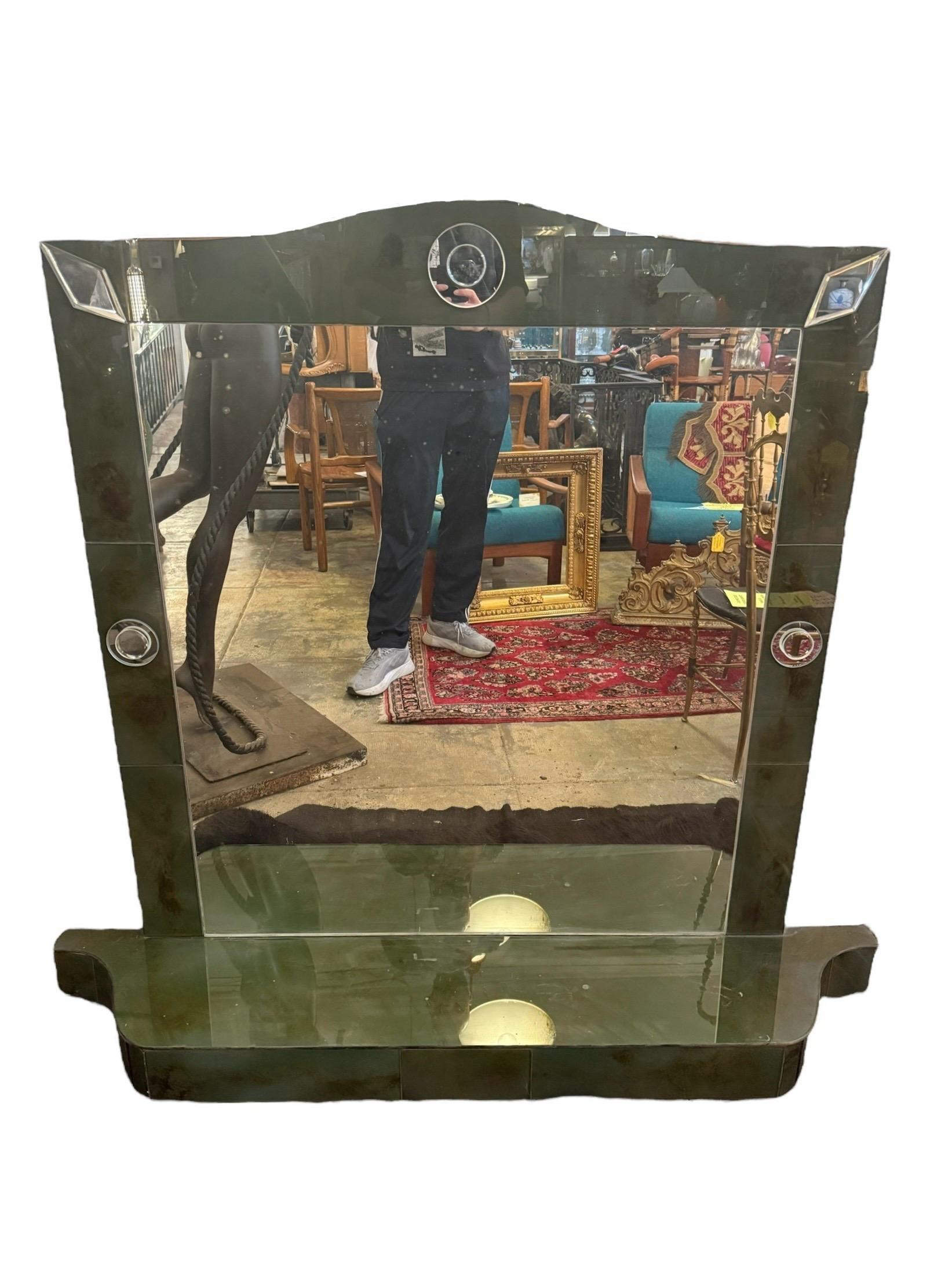 Ce miroir de sol des années 1930, qui date de l'époque glamour de l'Art déco italien, est une pièce d'apparat frappante qui respire la sophistication et le charme architectural. Fabriqué avec des lignes épurées et une symétrie géométrique, il