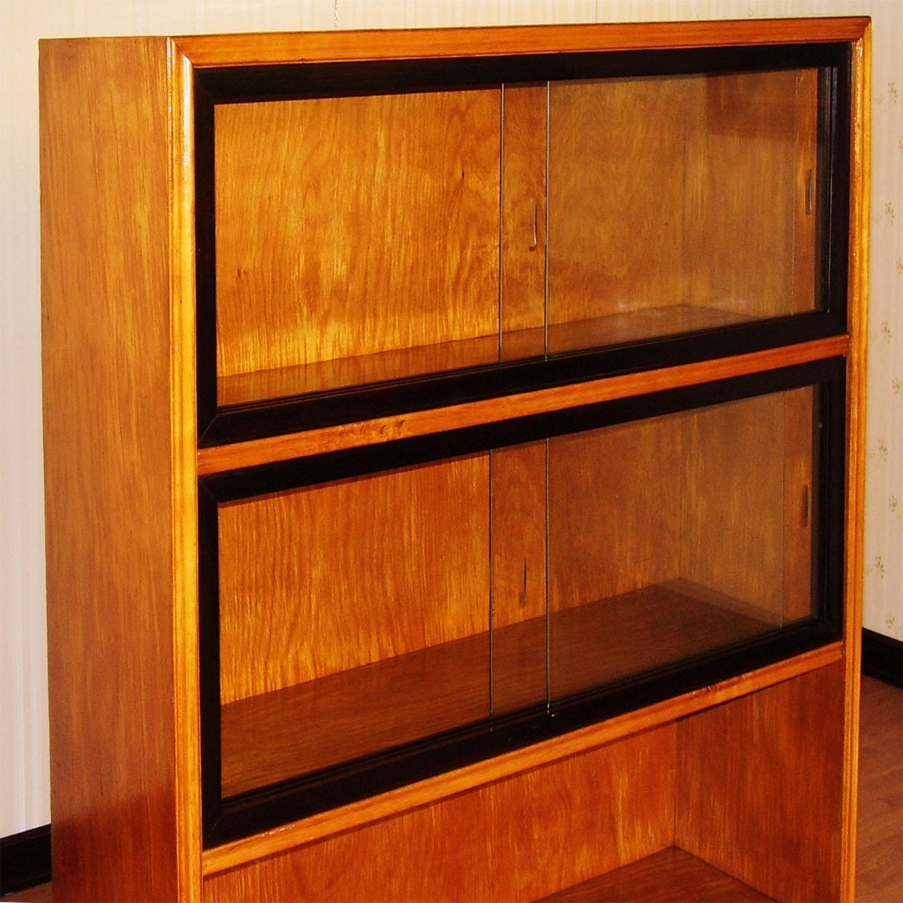 1930s Italy Art Deco Mid-Century Modern bookshelf or bookcase in wood of cherry and walnut with display cabinet
bookshelf with two upper shelves closed with sliding glass on frames ebonized.
Restored and wax polished.


Measures cm: H 150, W 100, D
