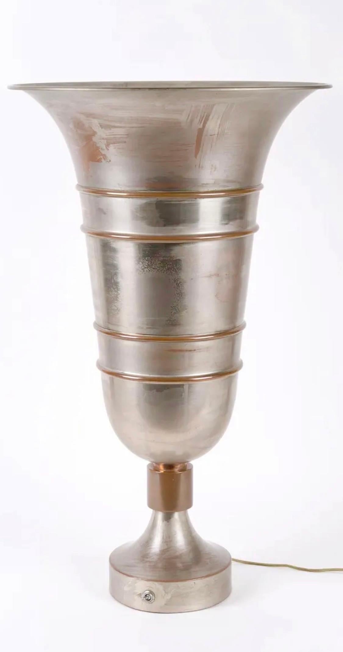 1930’s Italian Art Deco Trumpet Vase Lamp For Sale 7