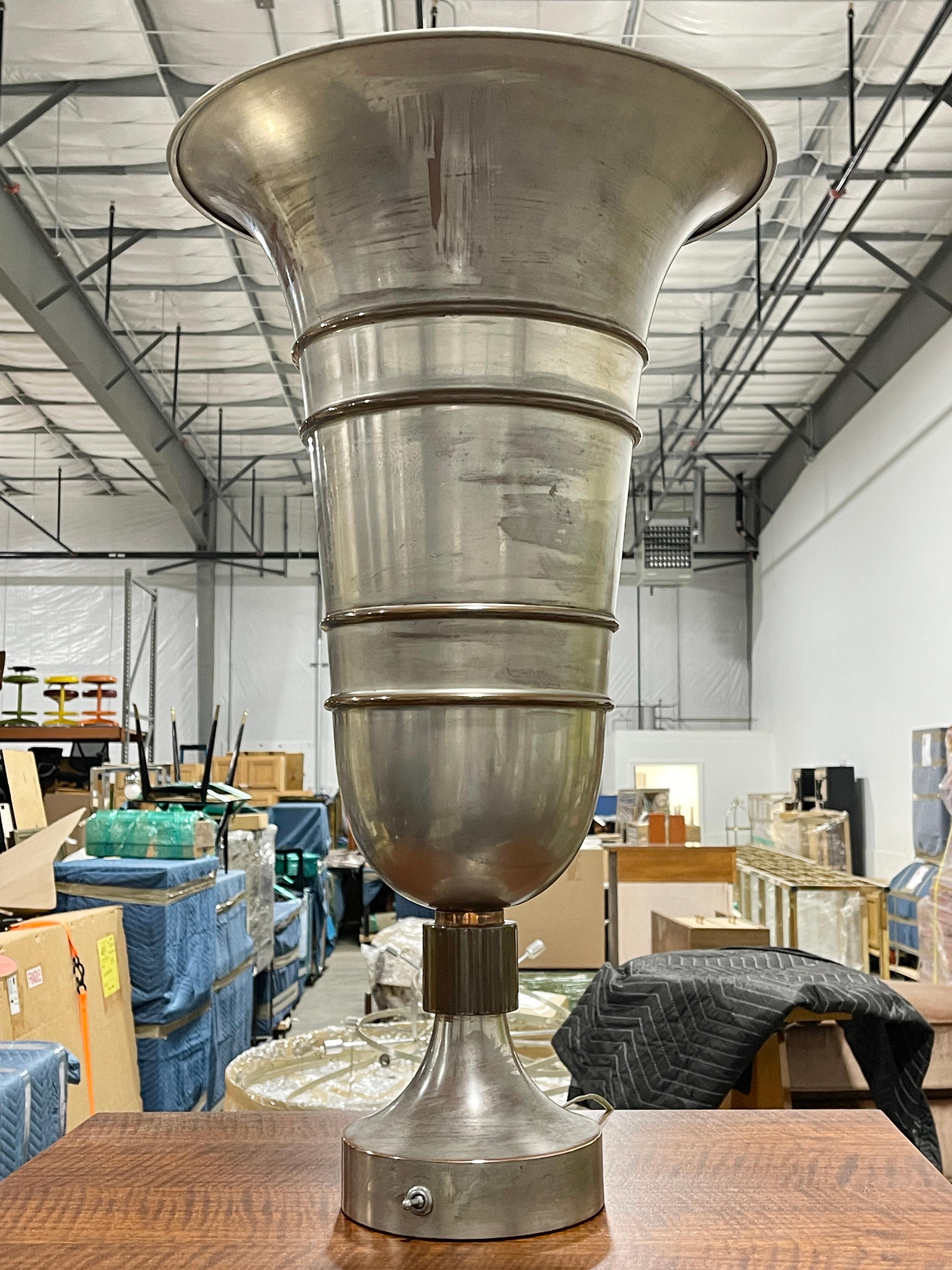 Magnifique lampe à vase en forme de trompette en métal Art Déco italien, aux proportions démesurées, comme on pourrait en trouver dans le salon de 1ère classe d'un paquebot des années 30 tel que le Rex ou le Normadie.
Le processus de filage