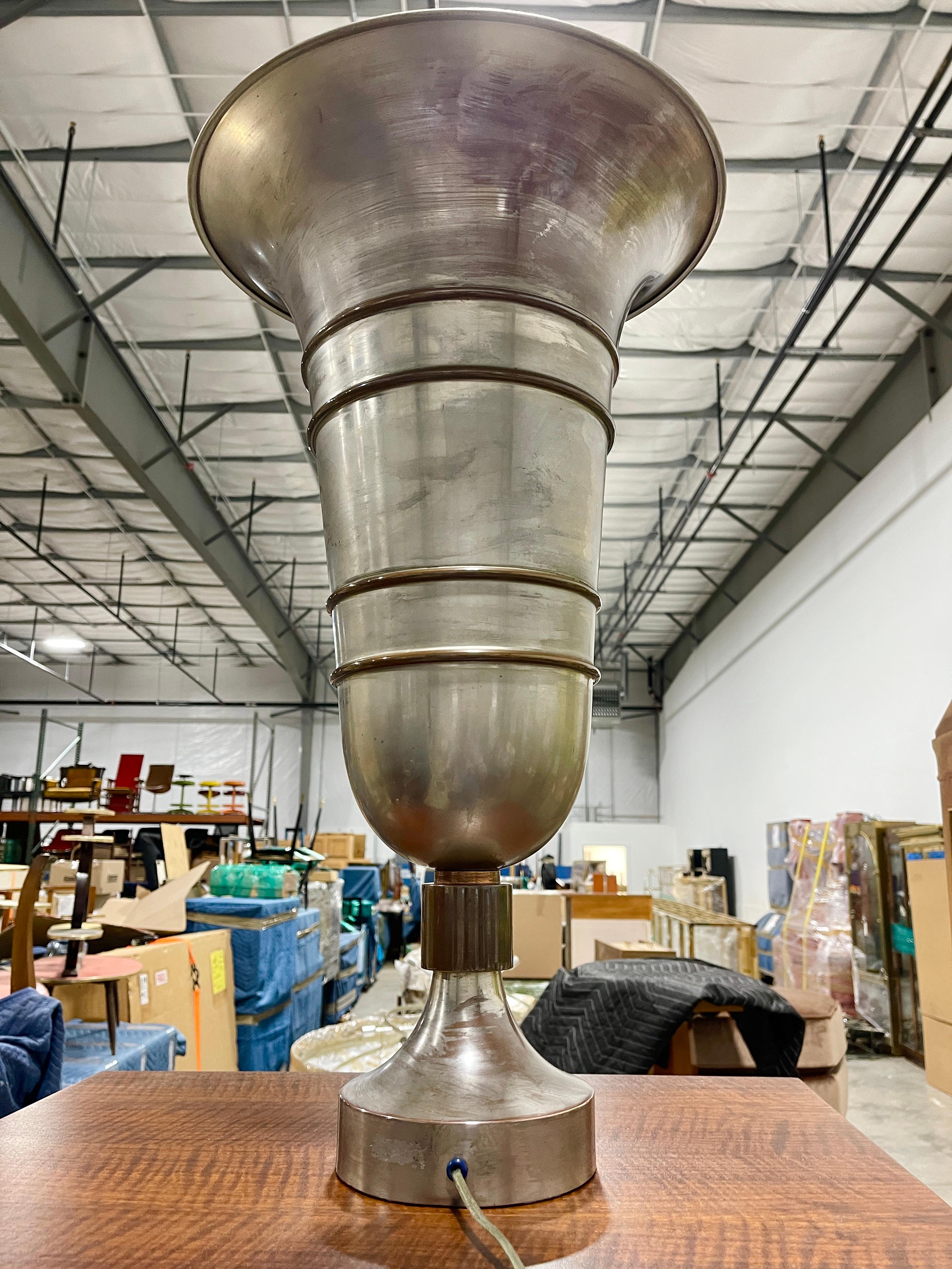 Acier inoxydable Lampe à vase trompette Art déco italien des années 1930 en vente