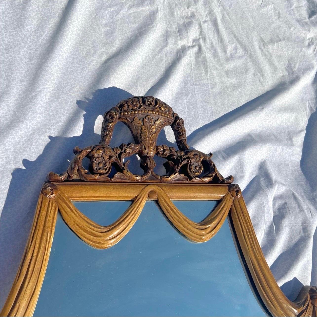 Ein absolut atemberaubender, geschnitzter, drapierter Holzspiegel mit einem Wappen auf der Oberseite und einer floralen Verzierung auf der Unterseite.   Italien, ca. 1930er Jahre.