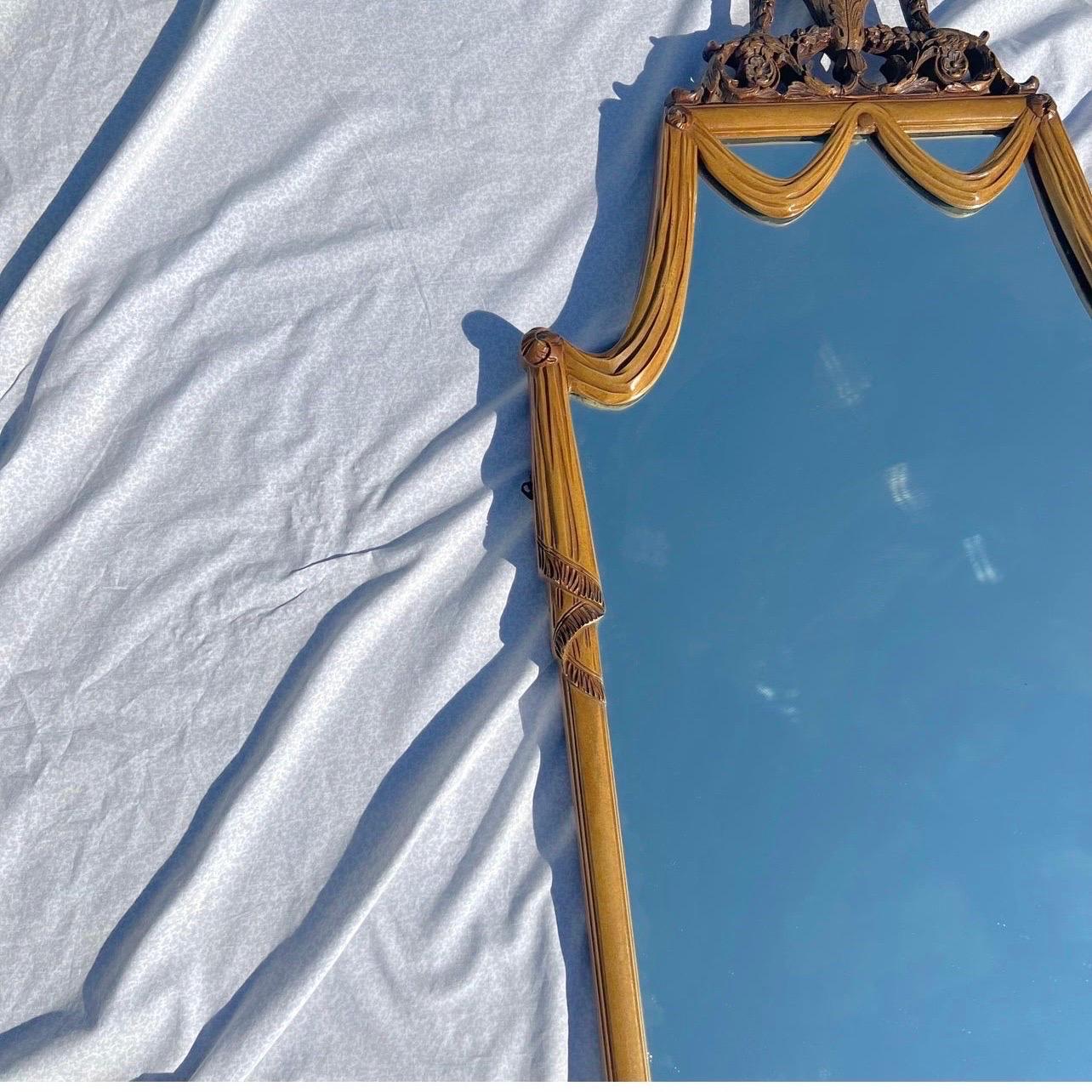 1930er Jahre Italienisch geschnitzt Wood Drapiert Spiegel im Zustand „Gut“ im Angebot in Charleston, SC
