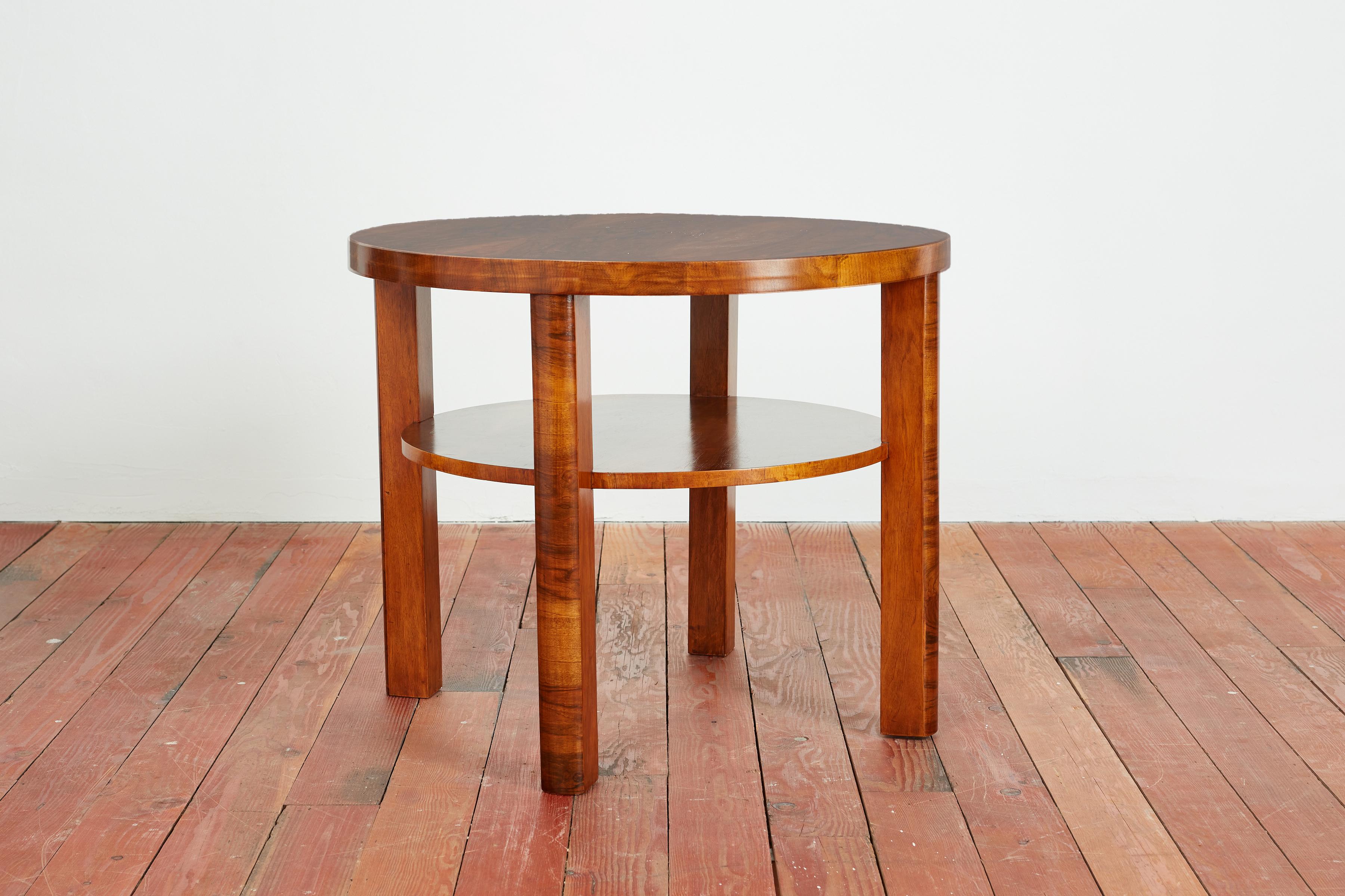 Beautifully simple center table in rich burled walnut attributed to Osvaldo Borsani 
Wonderful patina 
Italy, 1930s