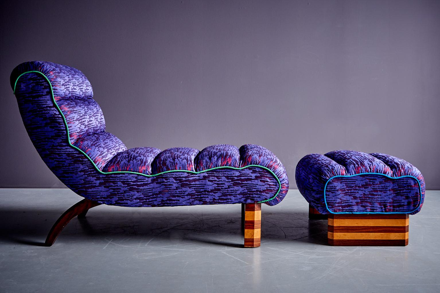 Cette chaise longue italienne des années 1930, réimaginée par Julia King, est recouverte d'un tissu Prelle avec un dégradé de violet, de bleu et de rouge profonds. Un passepoil vert et bleu vif accentue ses courbes, tandis que les pieds en bois