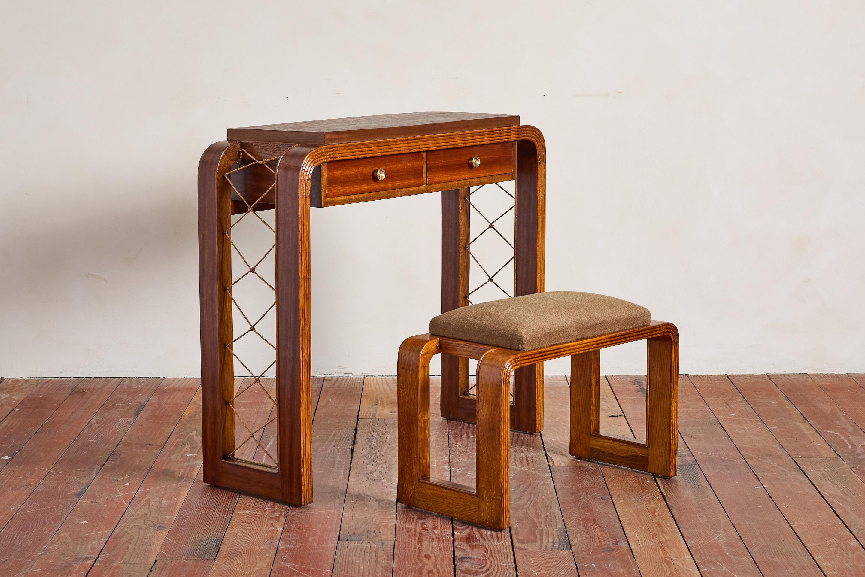 Incredibile console o mobile da ingresso italiano degli anni '30 con sgabello abbinato. 

Legno di bengala con dettagli originali in corda sui lati e bordi intagliati in patina originale di mogano.

Due cassetti estraibili con ferramenta in ottone e