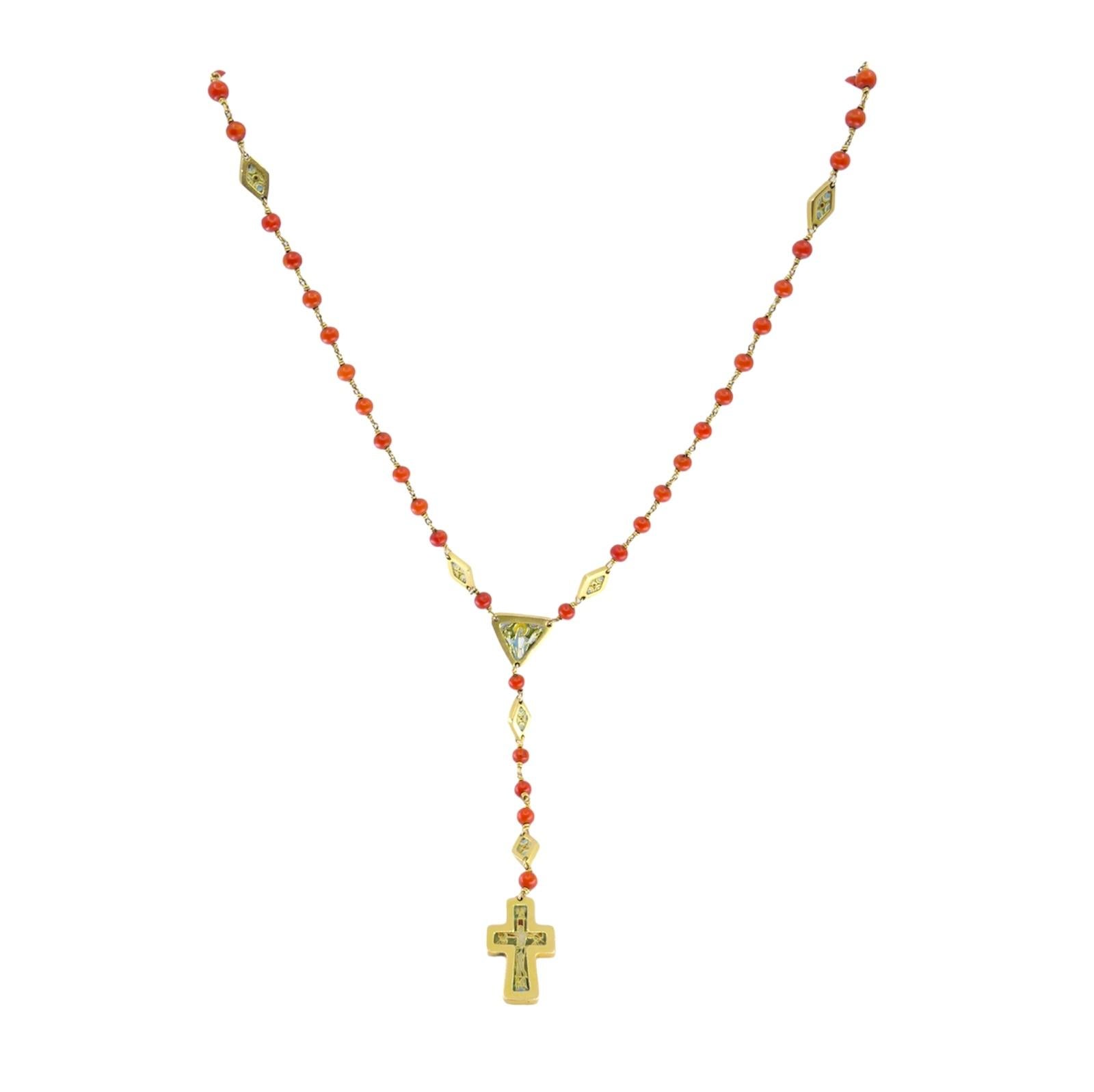 Este rosario italiano, fabricado en la década de 1930, es un impresionante ejemplo de joyería religiosa de época hecha con oro, coral y esmalte. Con un peso de 10,9 gramos, el rosario mide 23 pulgadas de largo y la caída del colgante es de 4,5