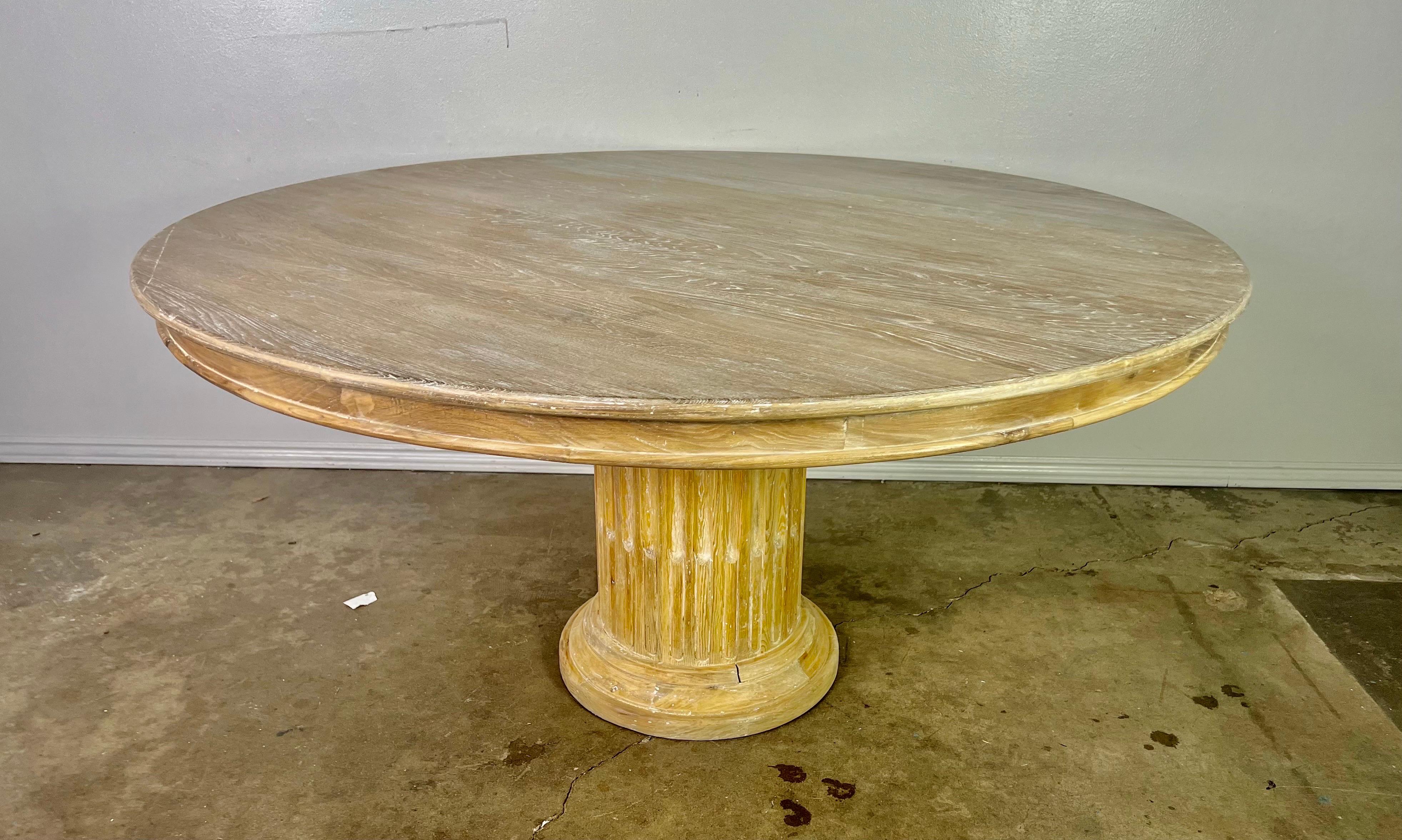 1930s Italian carved pine round shaped pedestal table. The 60