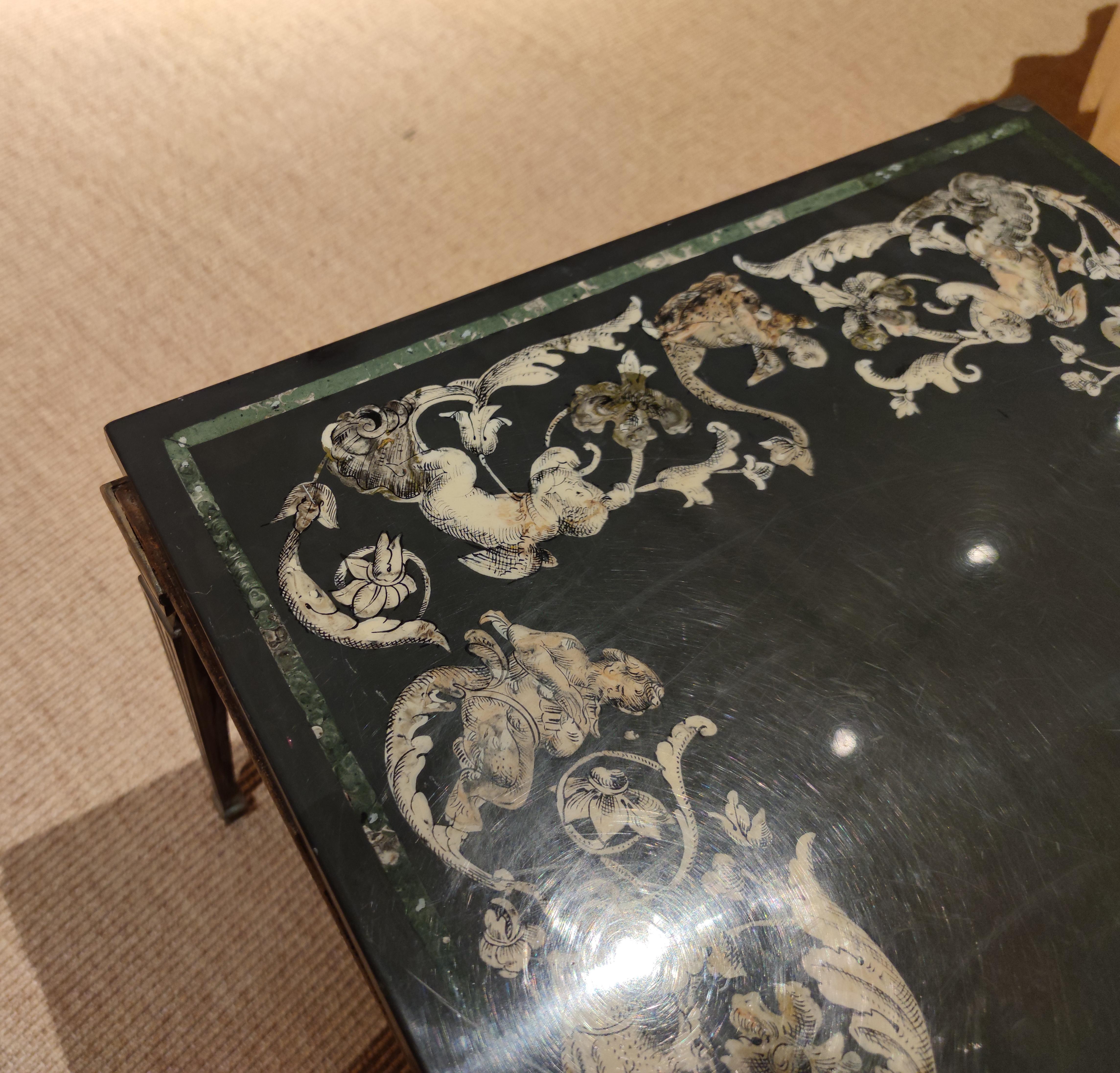 1930s Italian Nero Marble Coffee Table Framed w/ Ornamental Stucco Inlay In Good Condition For Sale In Marbella, ES