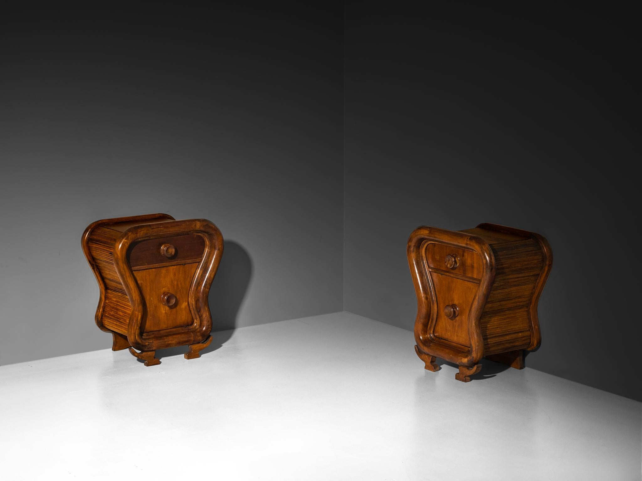 1930 Pareja italiana de mesillas de noche art déco escultóricas de madera en venta 3