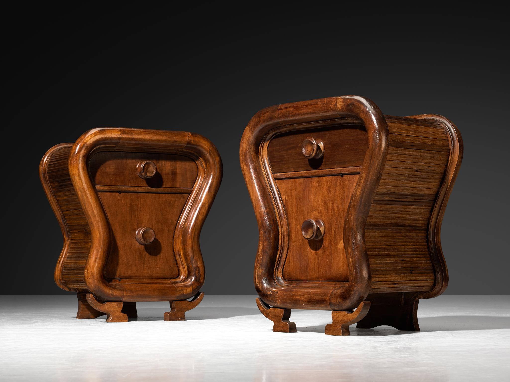 Pareja de mesillas de noche, roble, madera, Italia, años 30

Estas mesillas de noche art déco italianas de los años 30 son puro capricho escultórico. Los curvilíneos marcos de madera abrazan una silueta sensual que desafía la habitual geometría