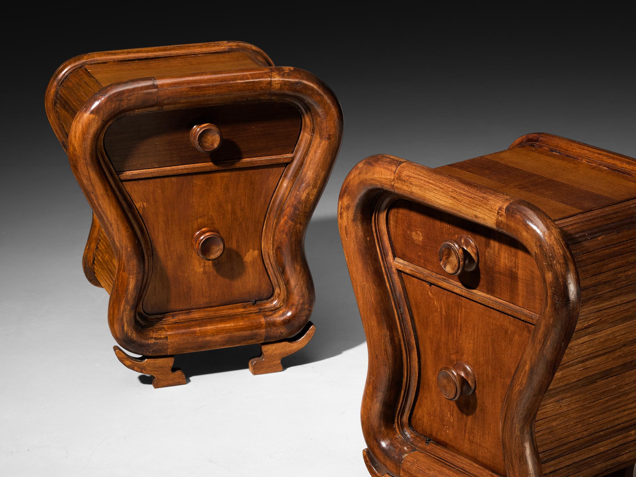 1930 Pareja italiana de mesillas de noche art déco escultóricas de madera Art Decó en venta