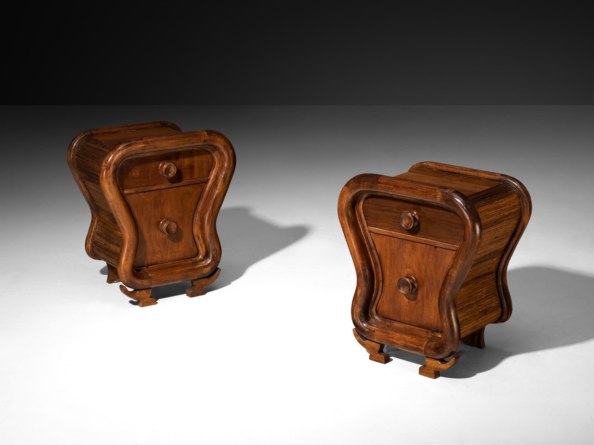 1930 Pareja italiana de mesillas de noche art déco escultóricas de madera Italiano en venta