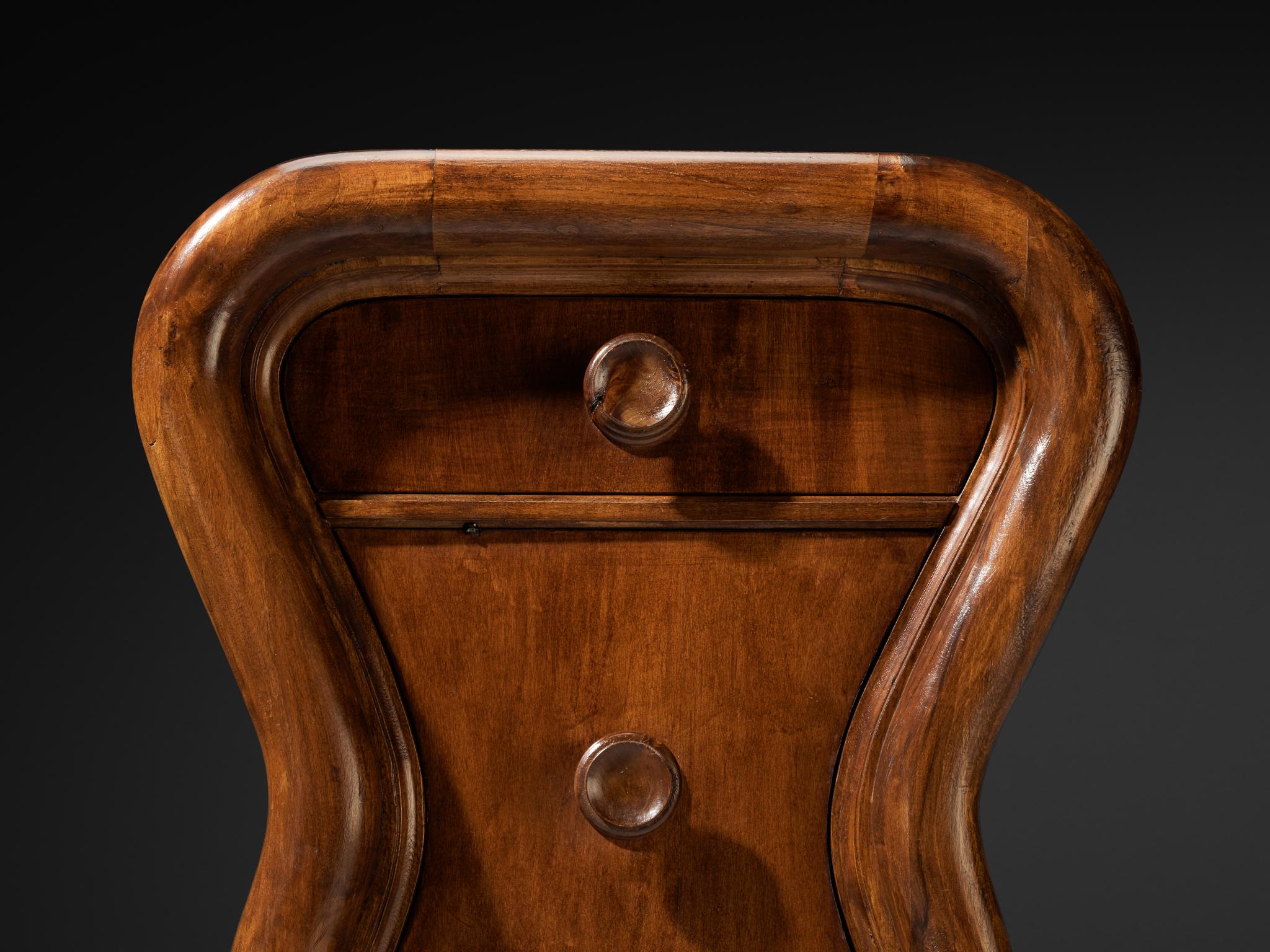 1930 Pareja italiana de mesillas de noche art déco escultóricas de madera mediados del siglo XX en venta