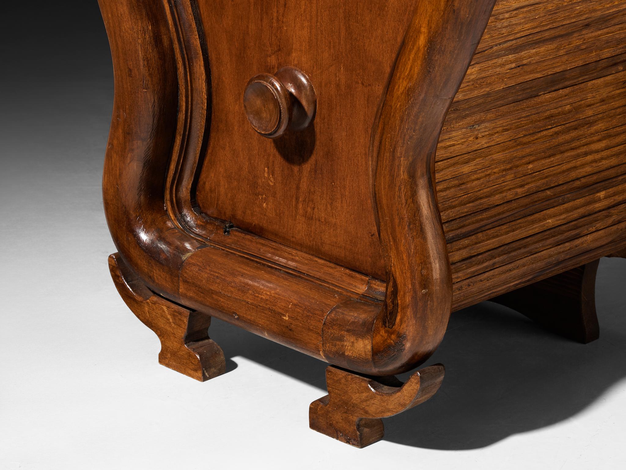 1930 Pareja italiana de mesillas de noche art déco escultóricas de madera en venta 1